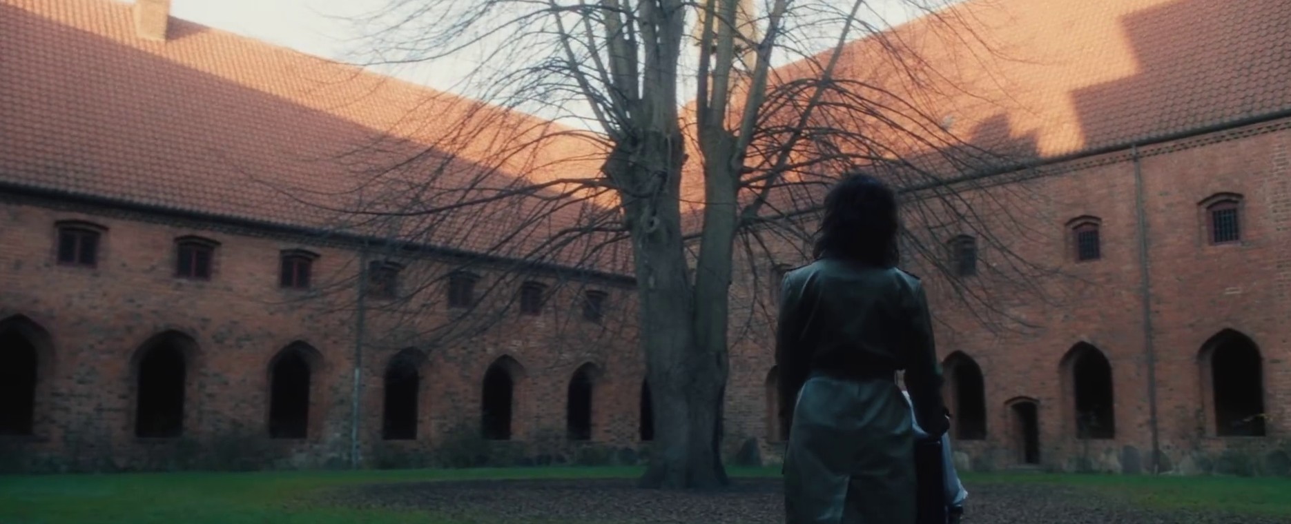 45 Fahrenheit Girl  (2021) —  shot,  lighting