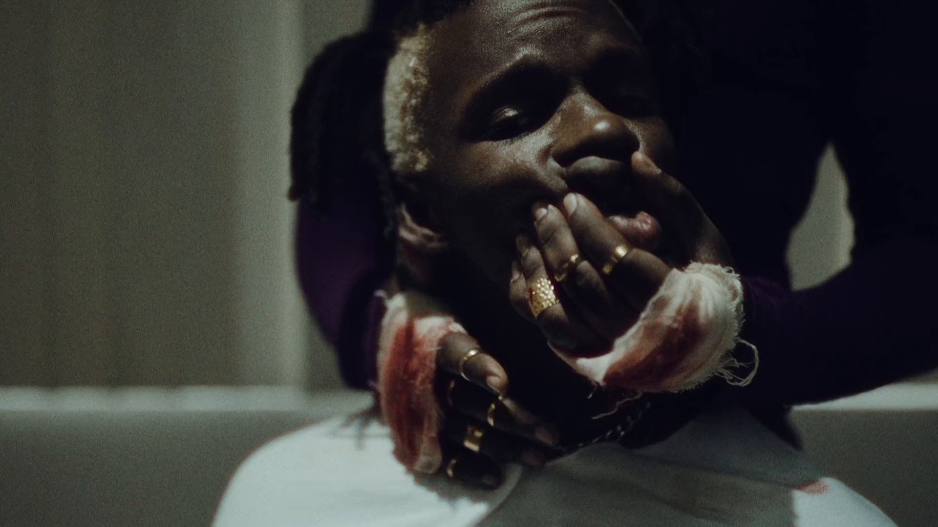 Algo Personal (2022) —  shot,  lighting