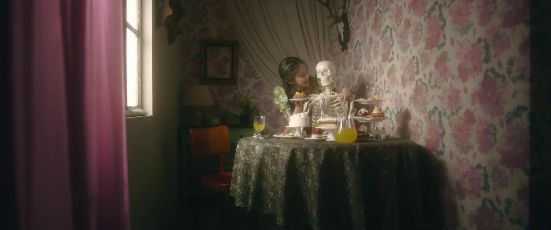 We don't talk together (2019) —  shot,  lighting