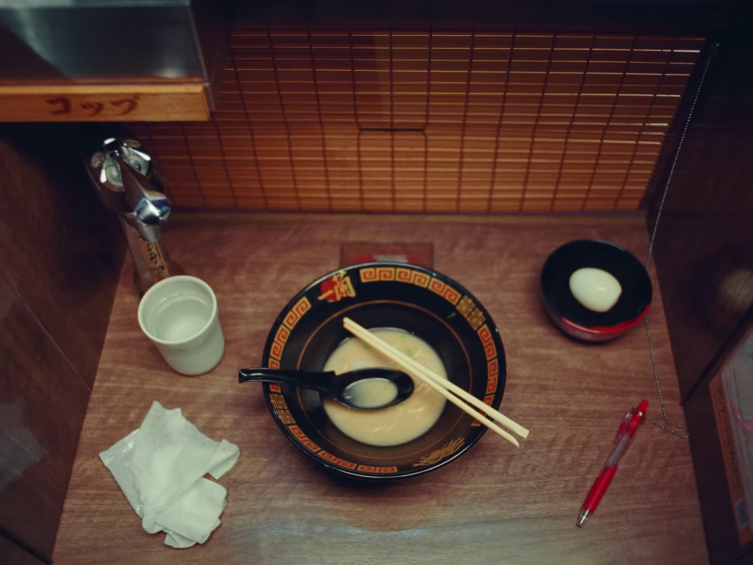 Tuya (2023) —  shot,  lighting