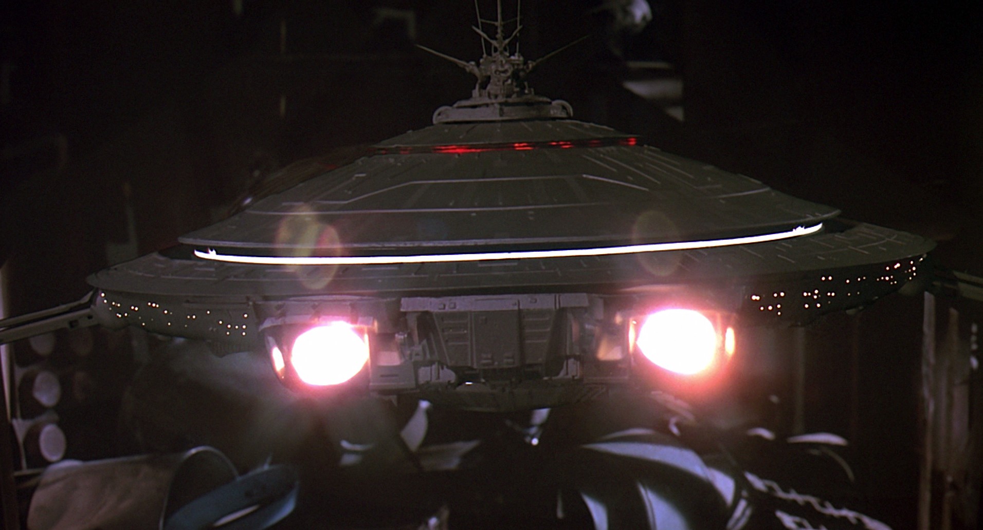 *batteries not included (1987) —  shot,  lighting