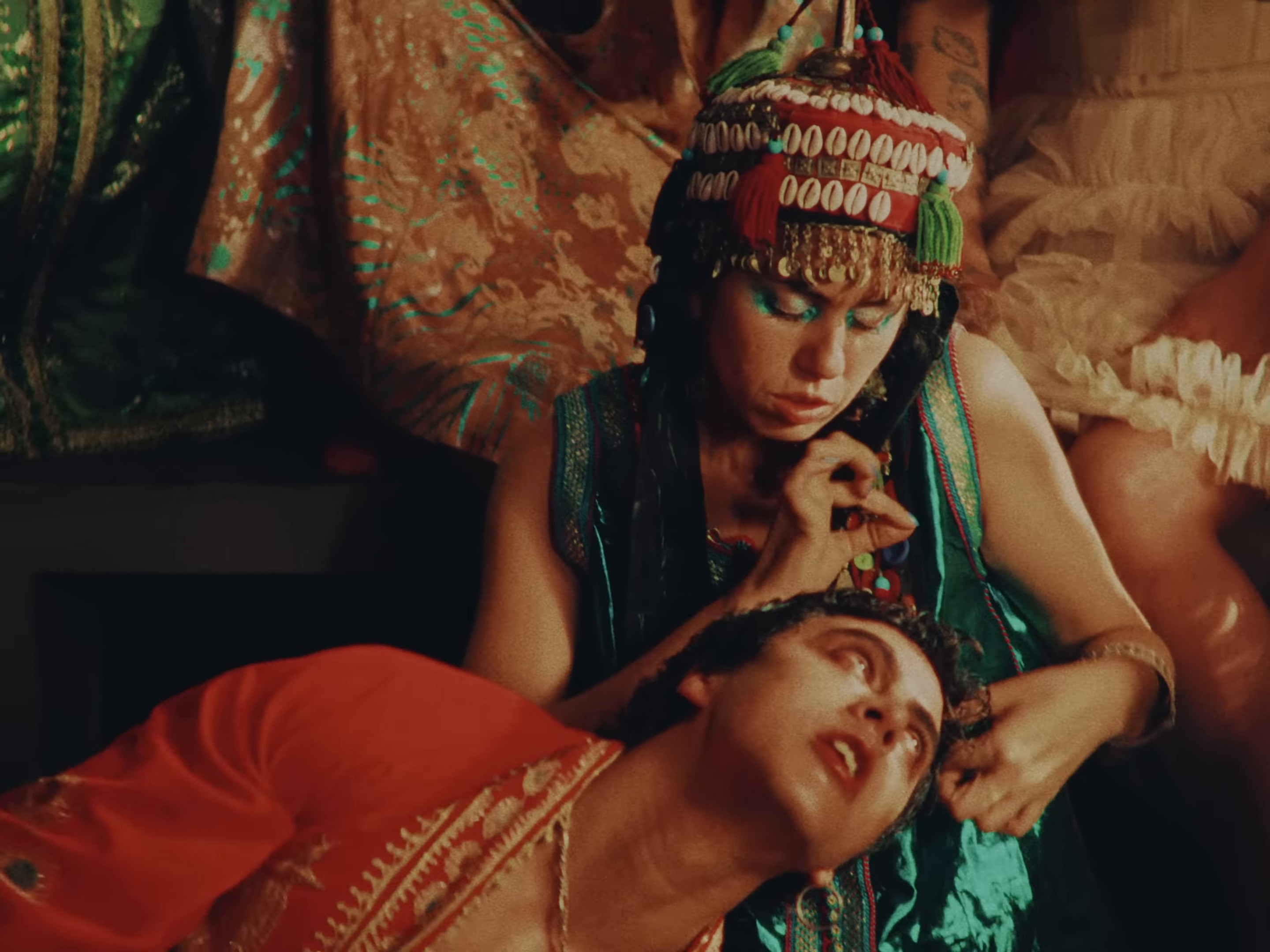 Levítico 20:9 (2024) —  shot,  lighting