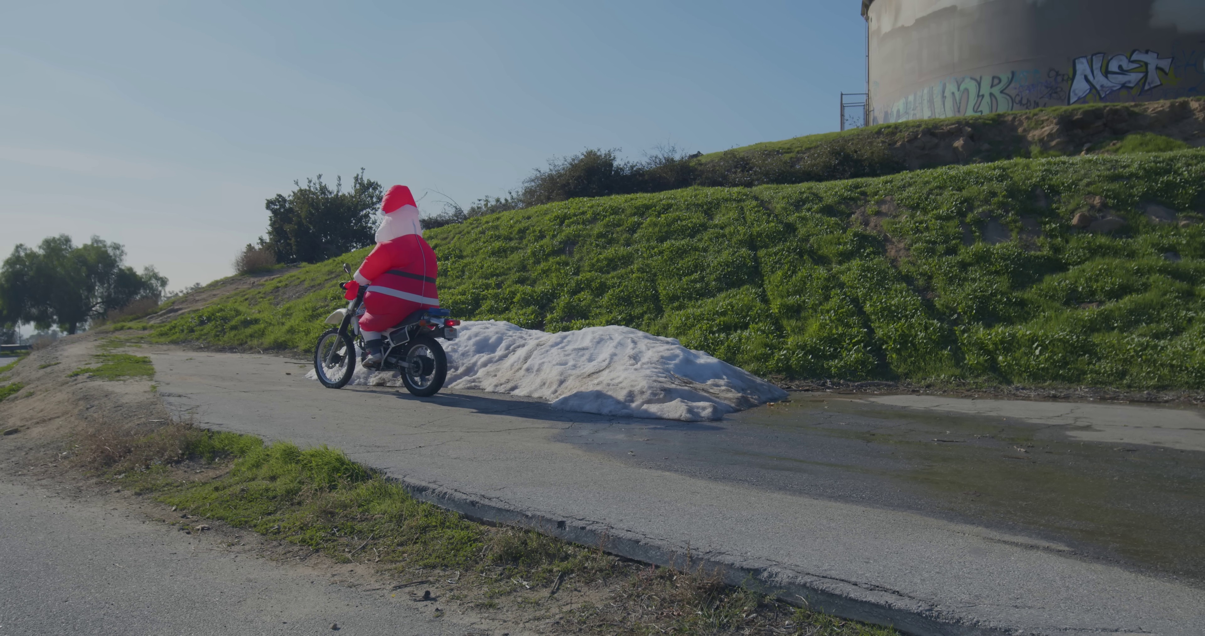 it's beginning to look a lot like christmas (2022) —  shot,  lighting