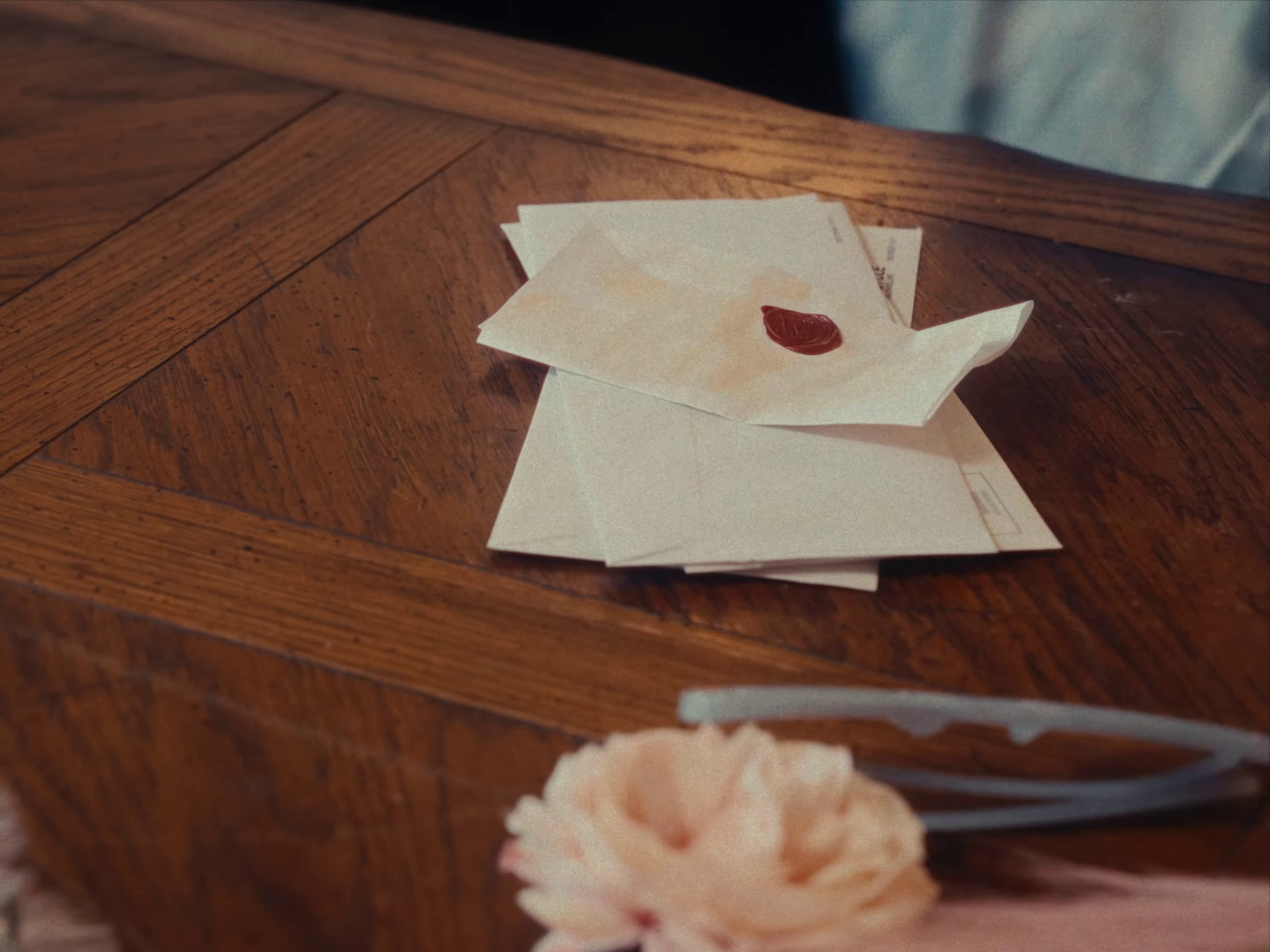 DO YOU LIKE ME? (2024) —  shot,  lighting