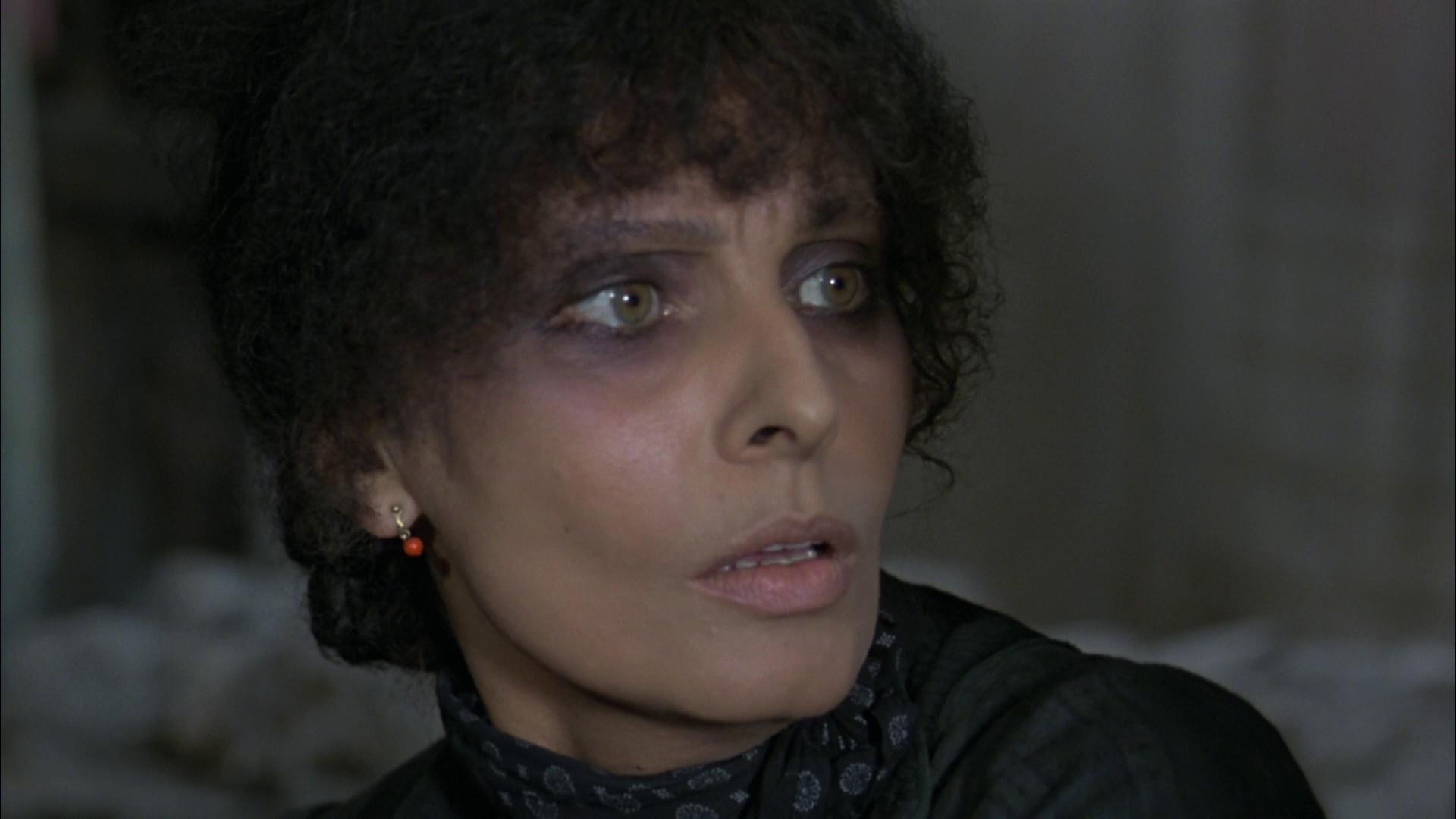 Fatto di sangue fra due uomini per causa di una vedova. Si sospettano moventi politici (1978) —  shot,  lighting