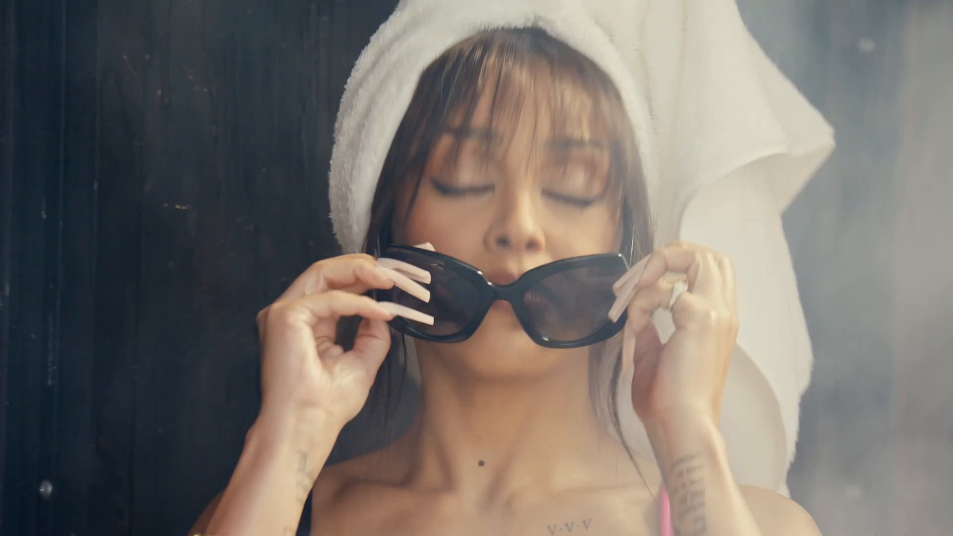 MARC JACOBS PRE-FALL 2025 (2025) —  shot,  lighting