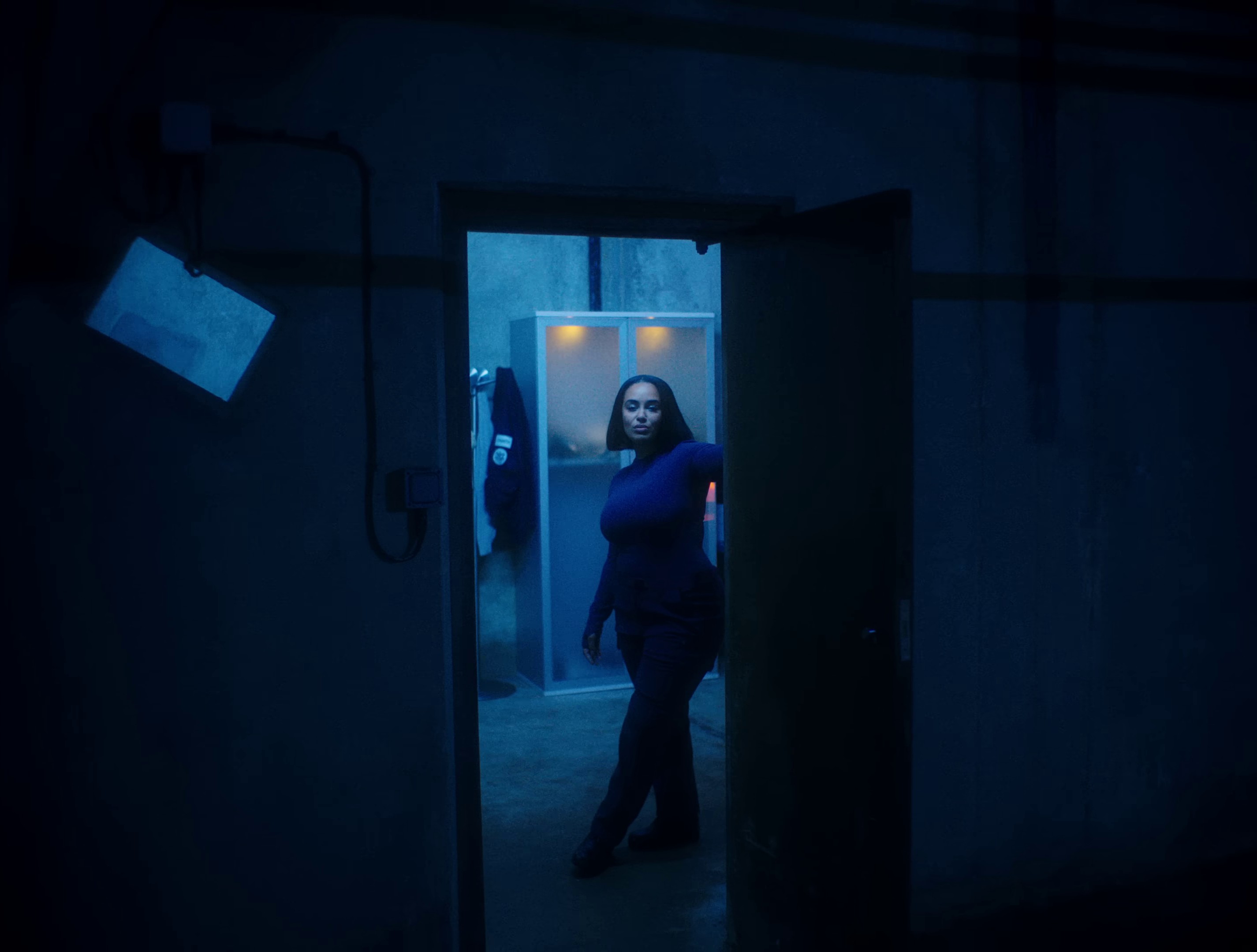 Falling or flying (2023) —  shot,  lighting