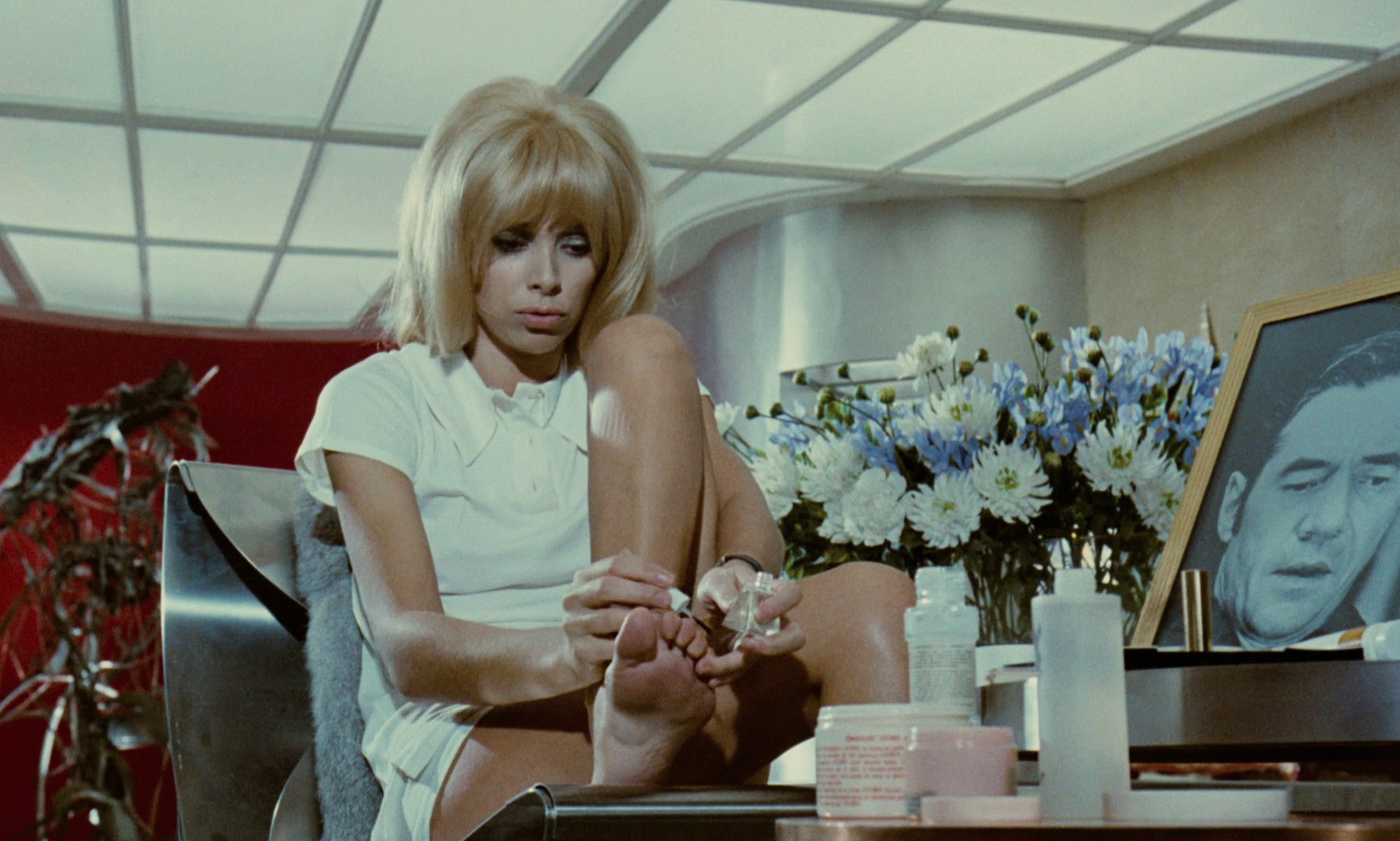 Elle boit pas, elle fume pas, elle drague pas, mais... elle cause! (1970) —  shot,  lighting