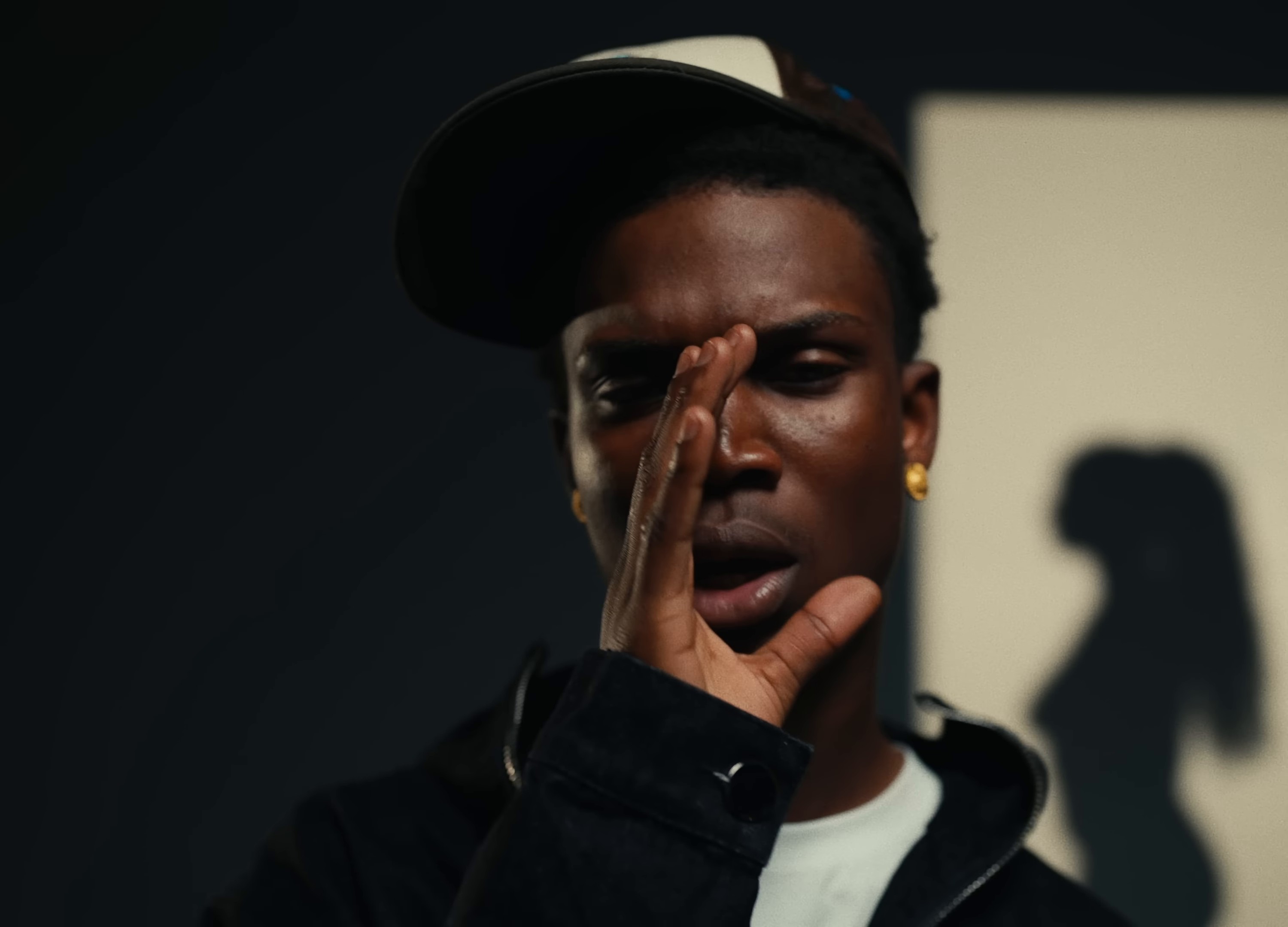 Fatigué (remix) (2024) —  shot,  lighting