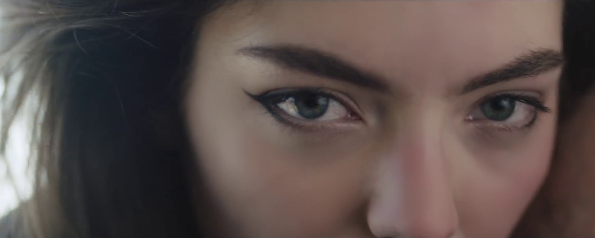 Magnets (2015) —  shot,  lighting