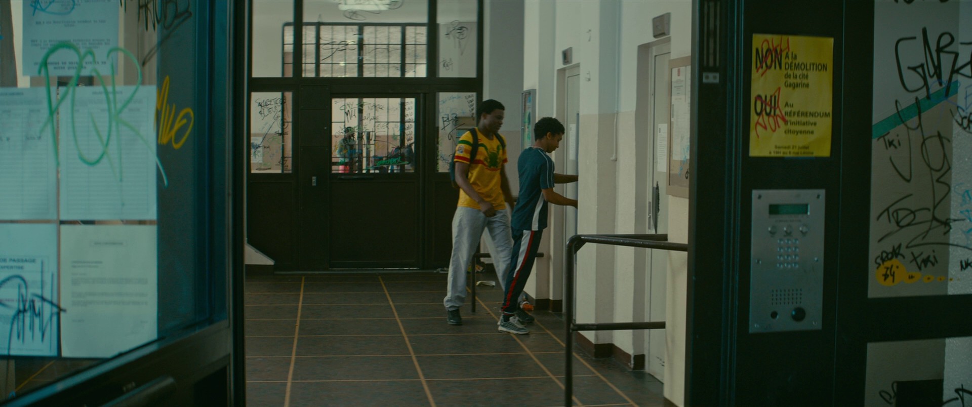 Gagarine (2020) —  shot,  lighting