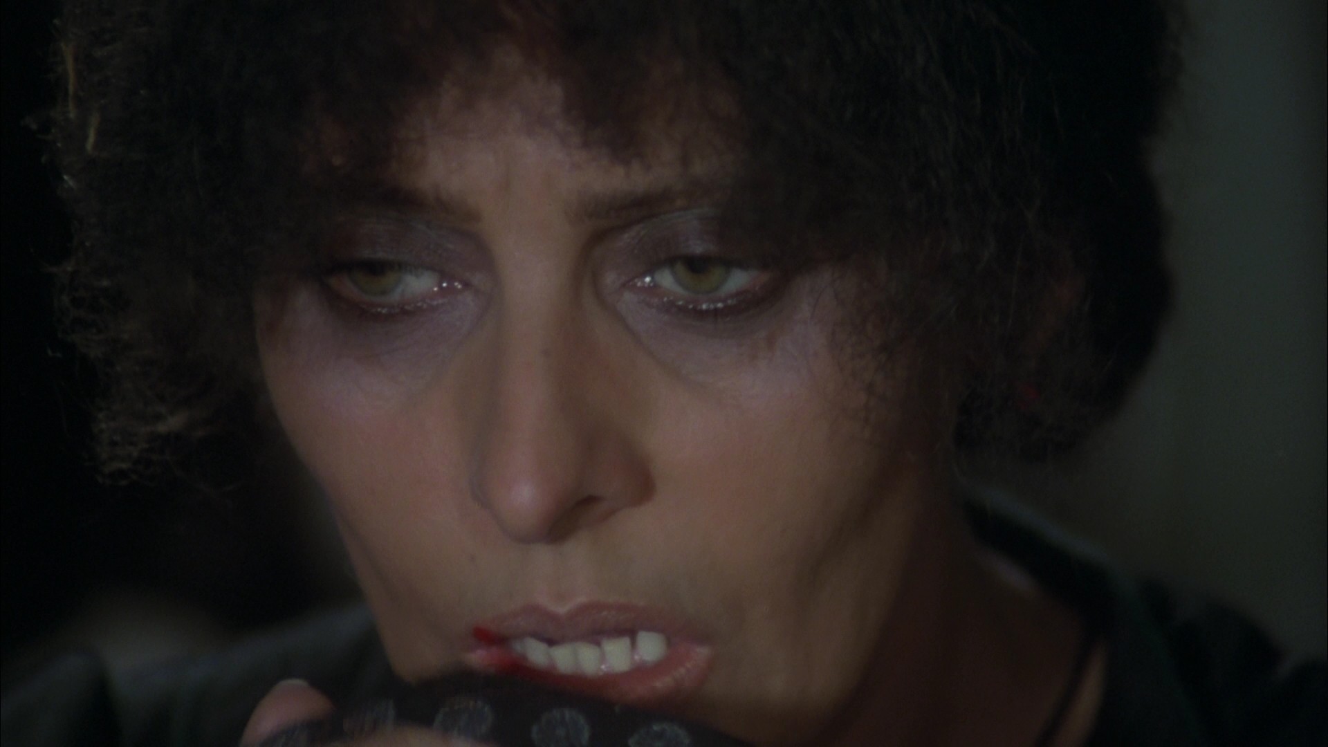 Fatto di sangue fra due uomini per causa di una vedova. Si sospettano moventi politici (1978) —  shot,  lighting