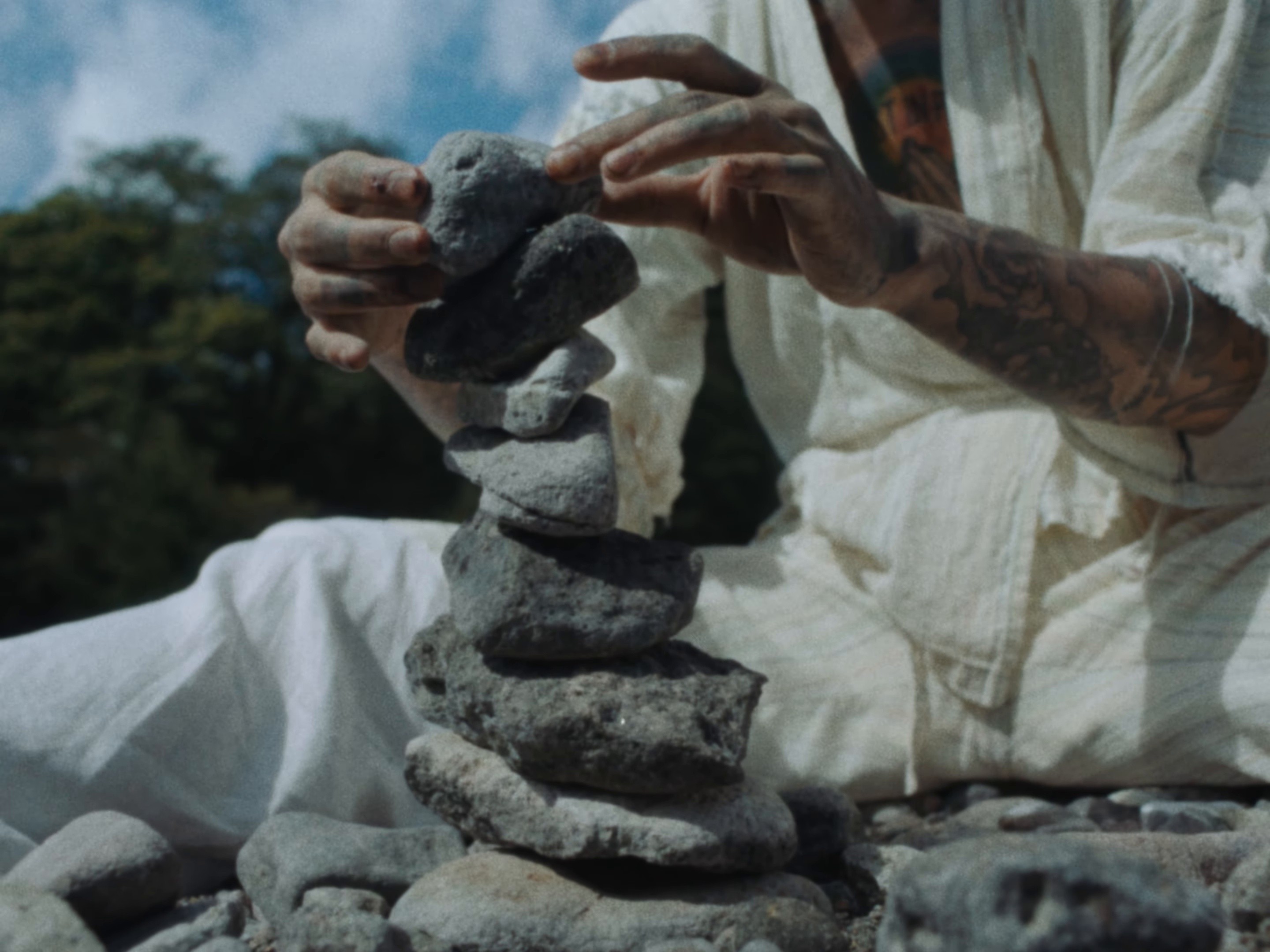 Shiawasettenani ? (2025) —  shot,  lighting