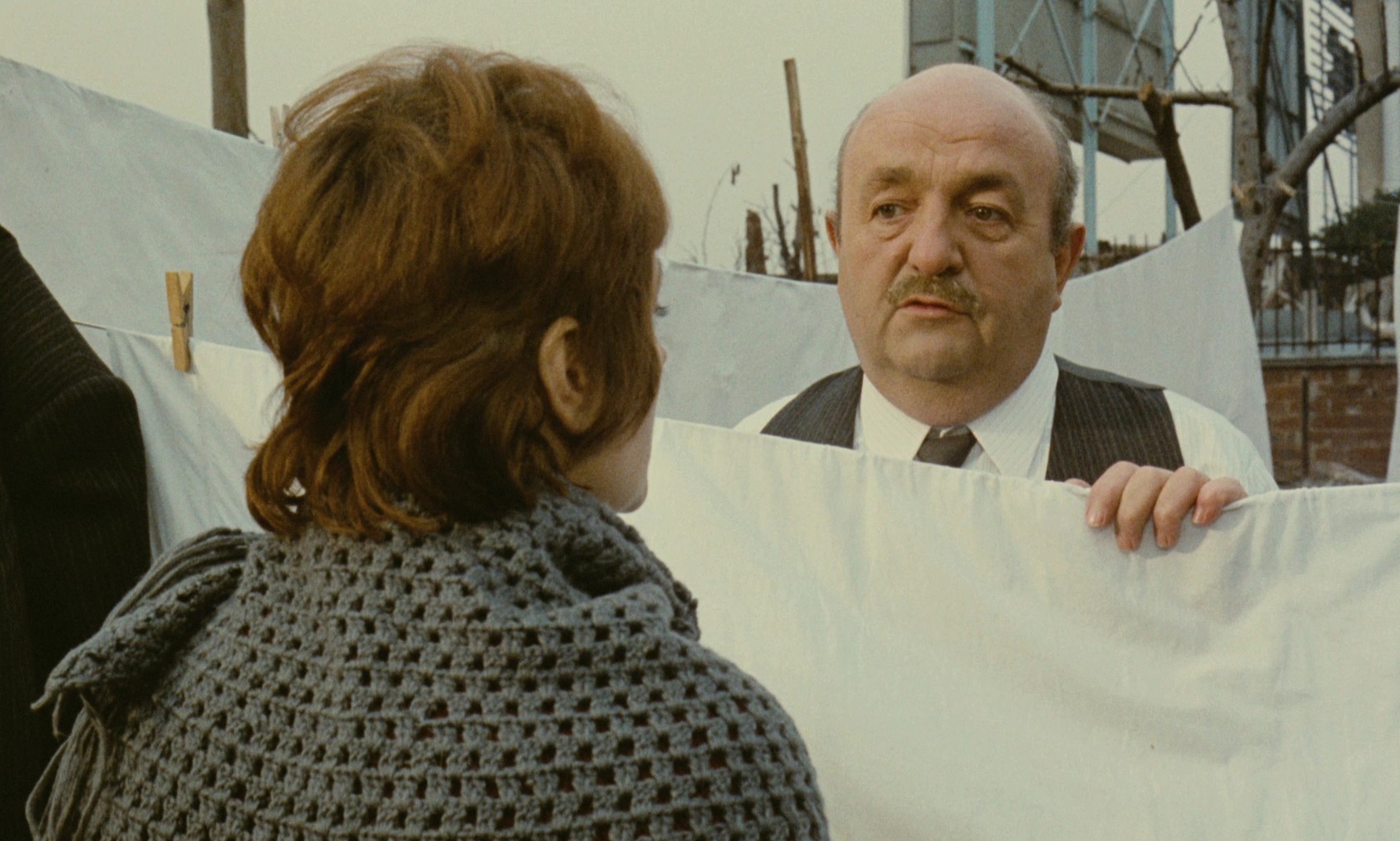 Elle boit pas, elle fume pas, elle drague pas, mais... elle cause! (1970) —  shot,  lighting