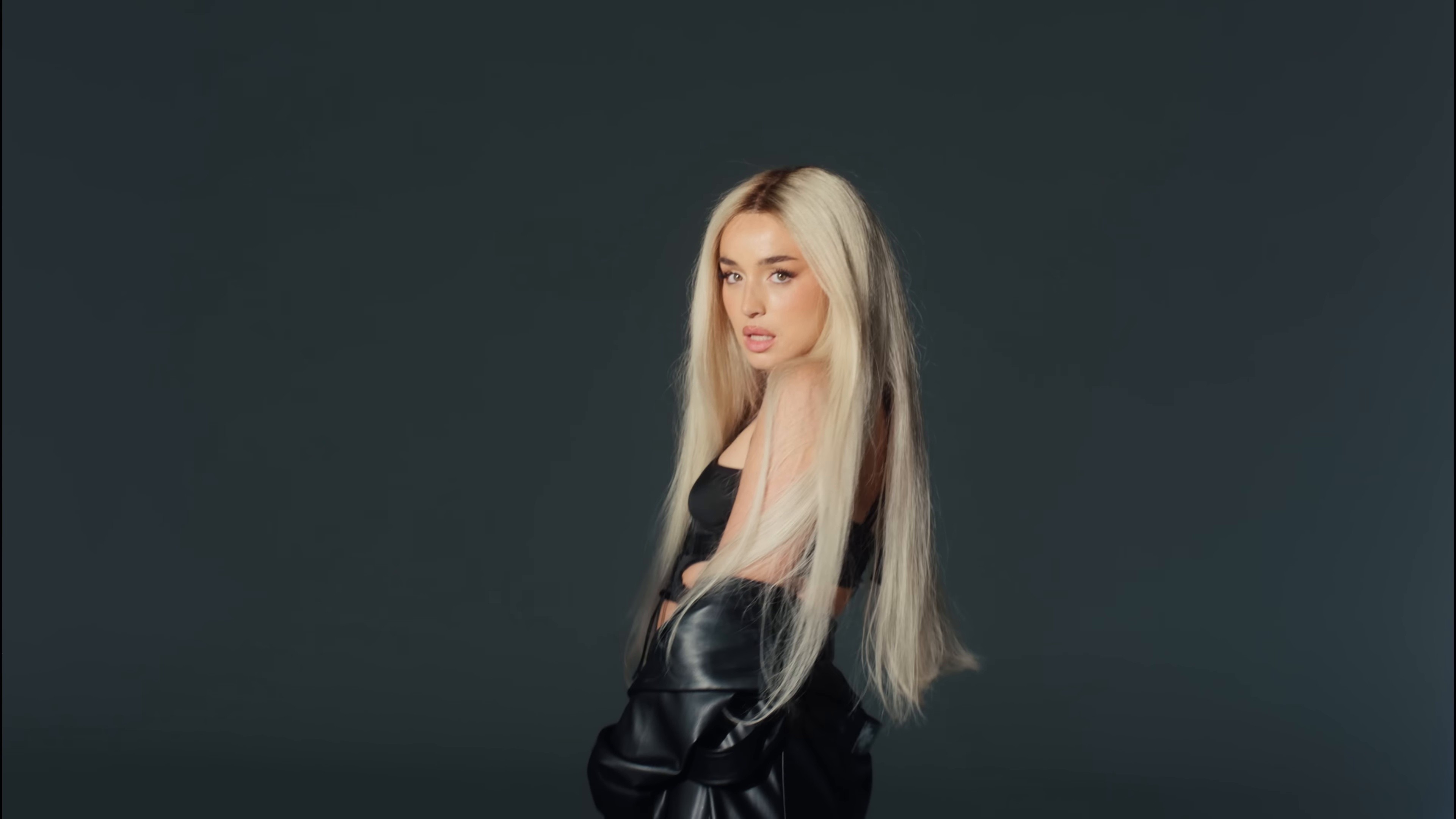 Q SOMOS? (2025) —  shot,  lighting