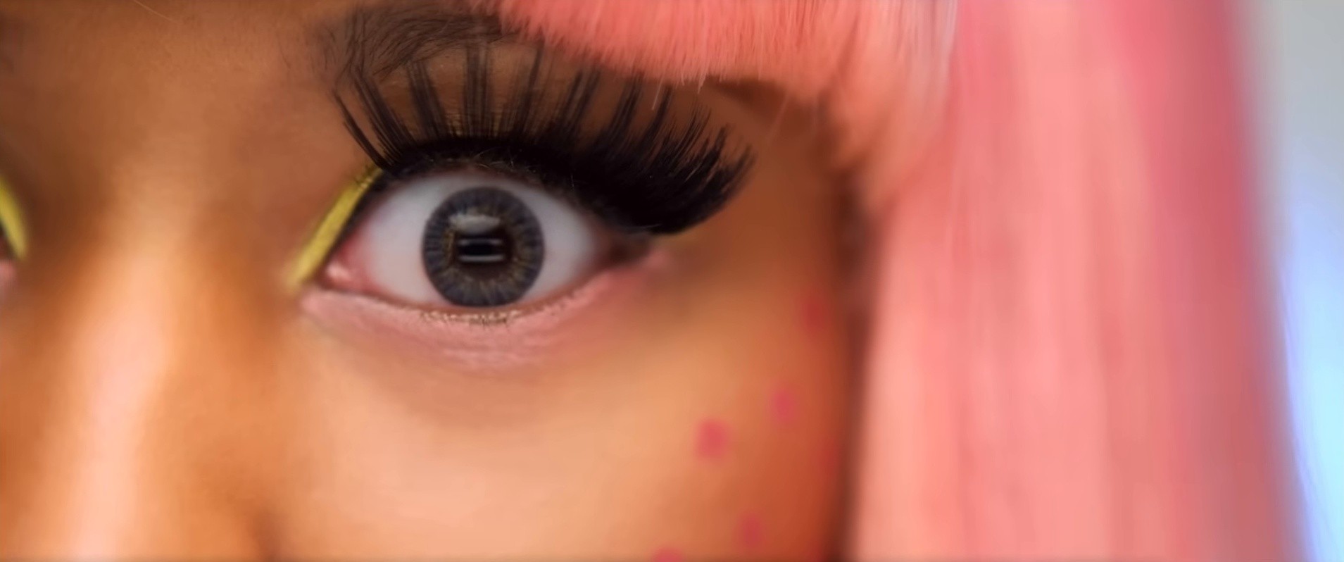 Super Bass (2011) —  shot,  lighting