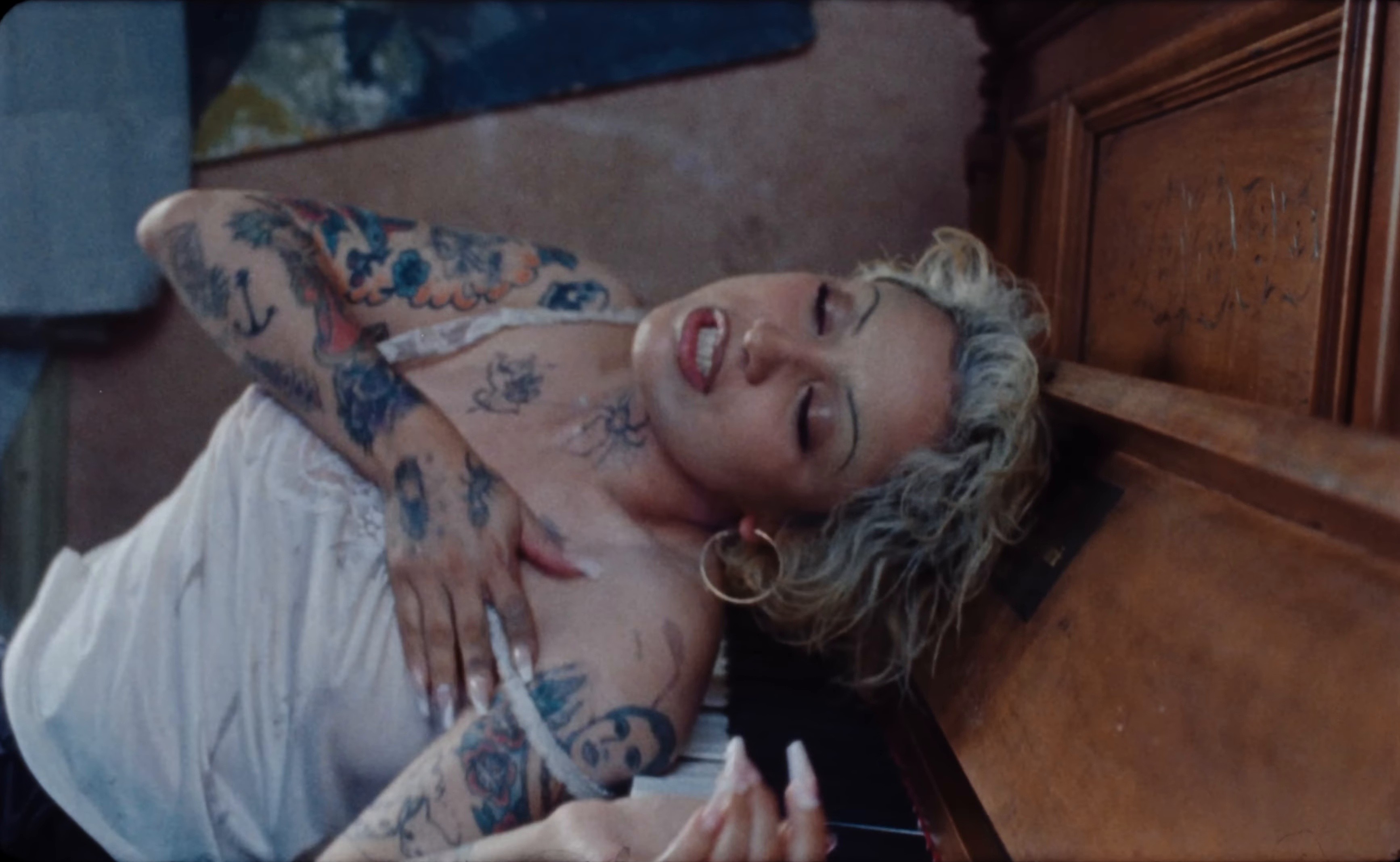 Otra Noche de Llorar (2025) —  shot,  lighting