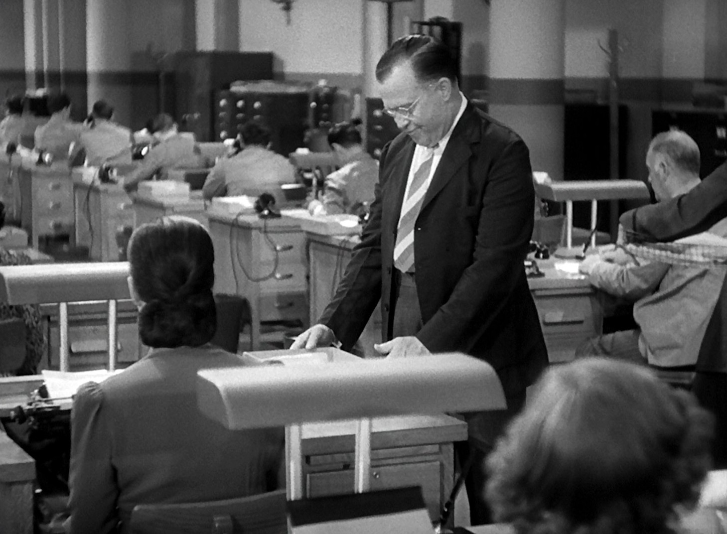 Christmas in July (1940) —  shot,  lighting