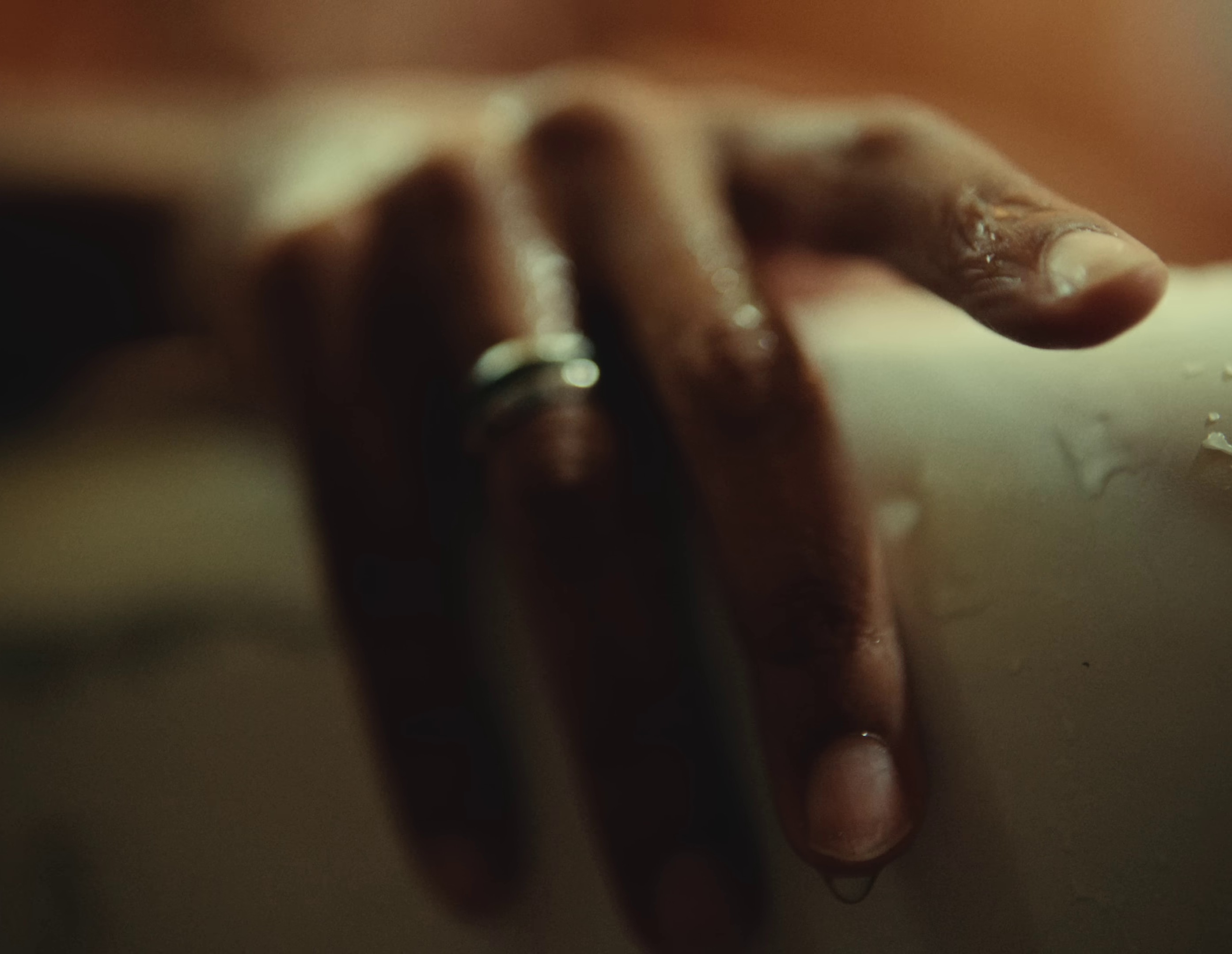 Je reste là (2023) —  shot,  lighting