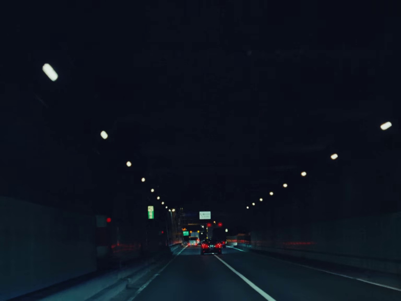 Tuya (2023) —  shot,  lighting