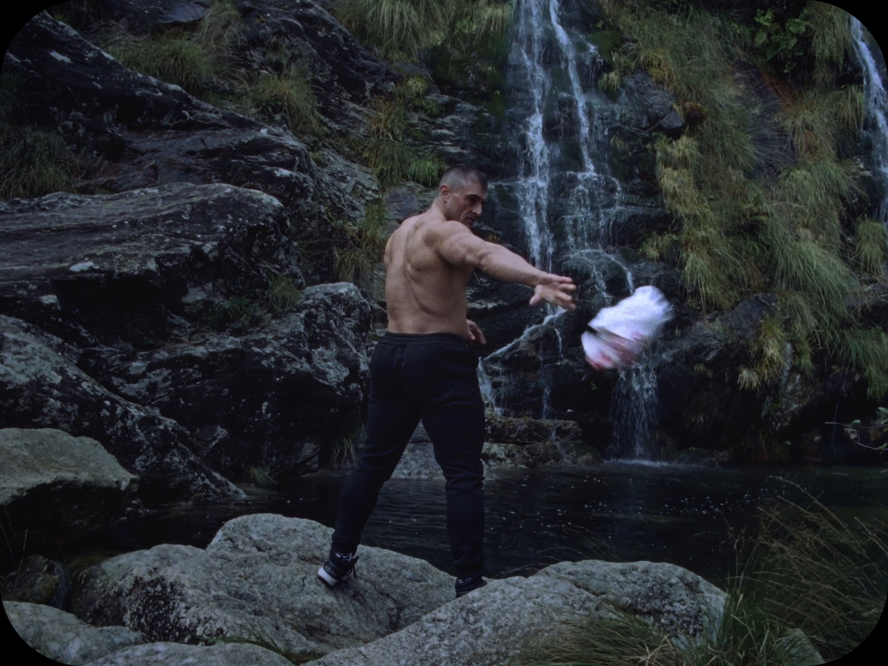 Trianguló de amor bizarro (2025) —  shot,  lighting