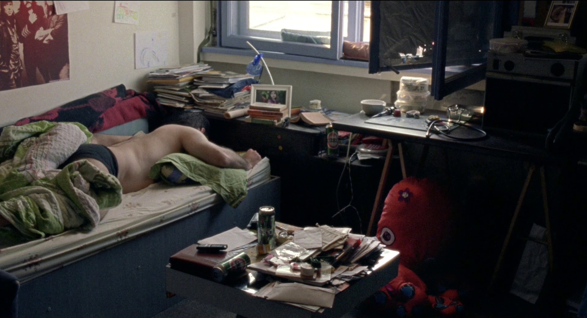 Everybody in Our Family (2013) —  shot,  lighting