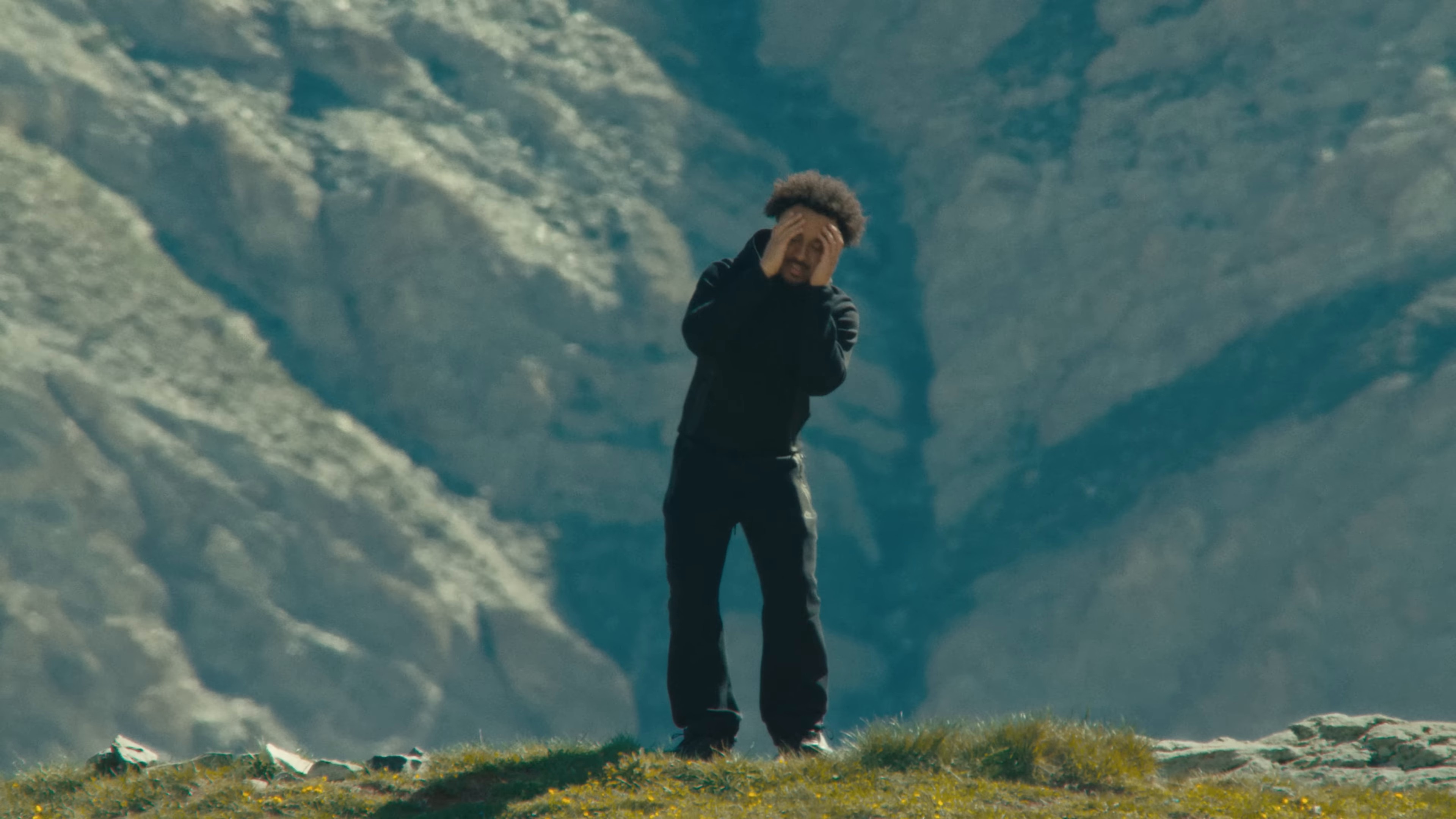 Merci la vie pour les douleurs (2024) —  shot,  lighting