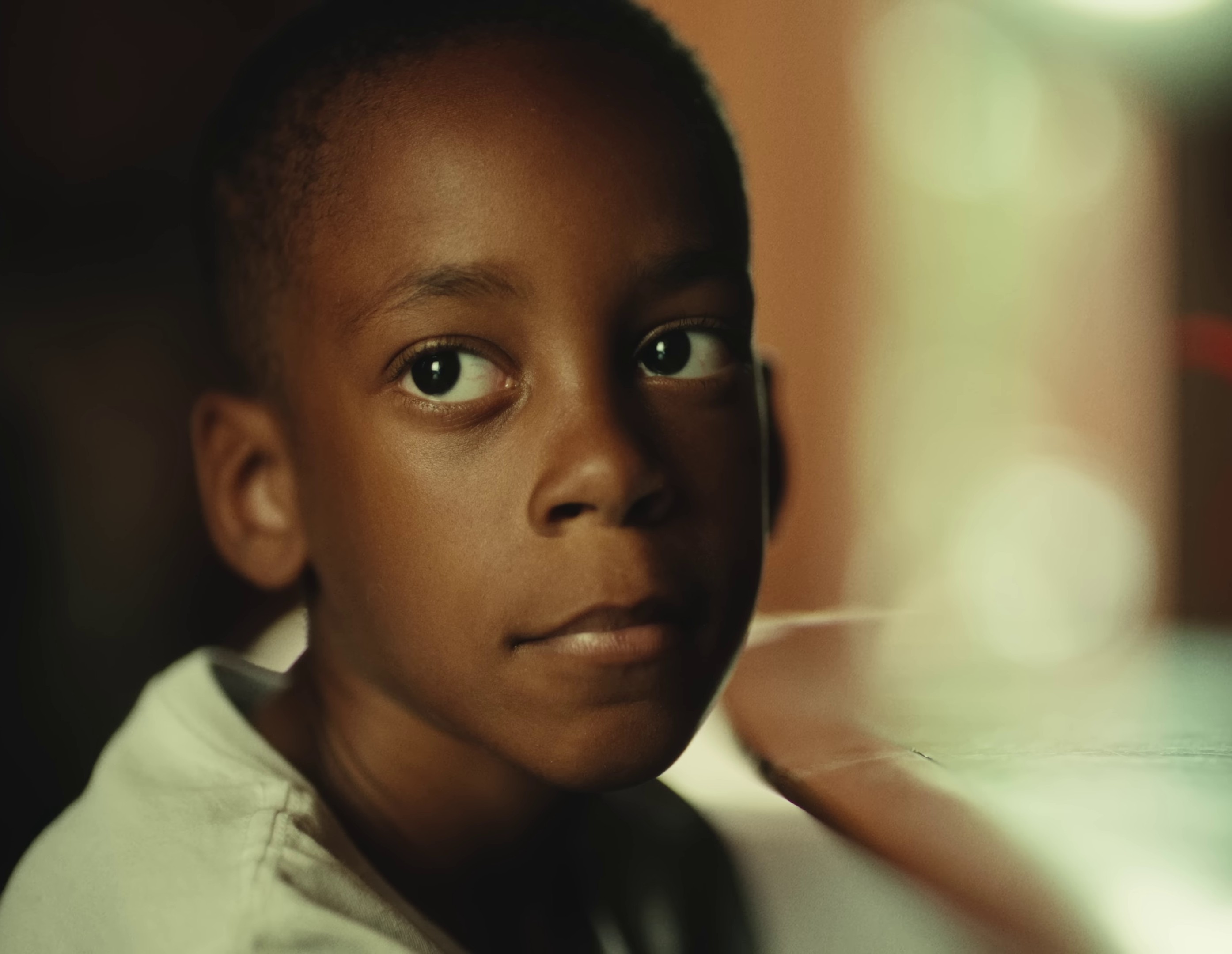 Je reste là (2023) —  shot,  lighting