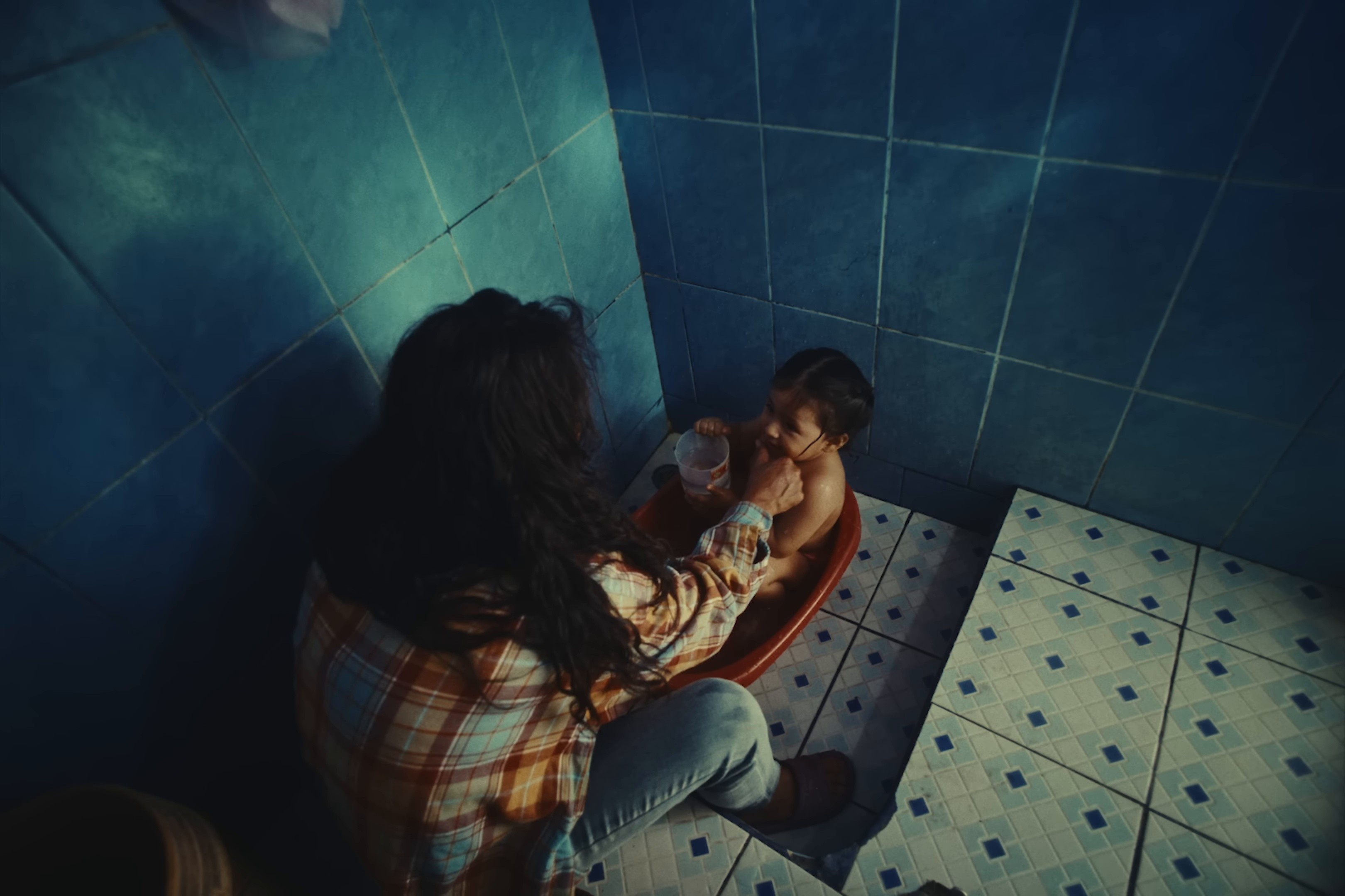 SÍGUEME (2025) —  shot,  lighting