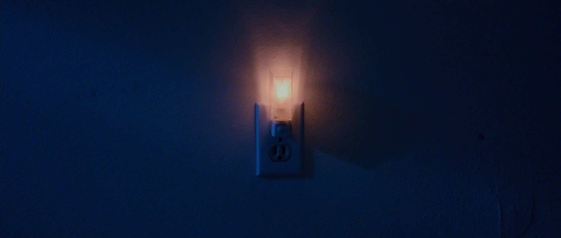 White Bird in a Blizzard (2014) —  shot,  lighting