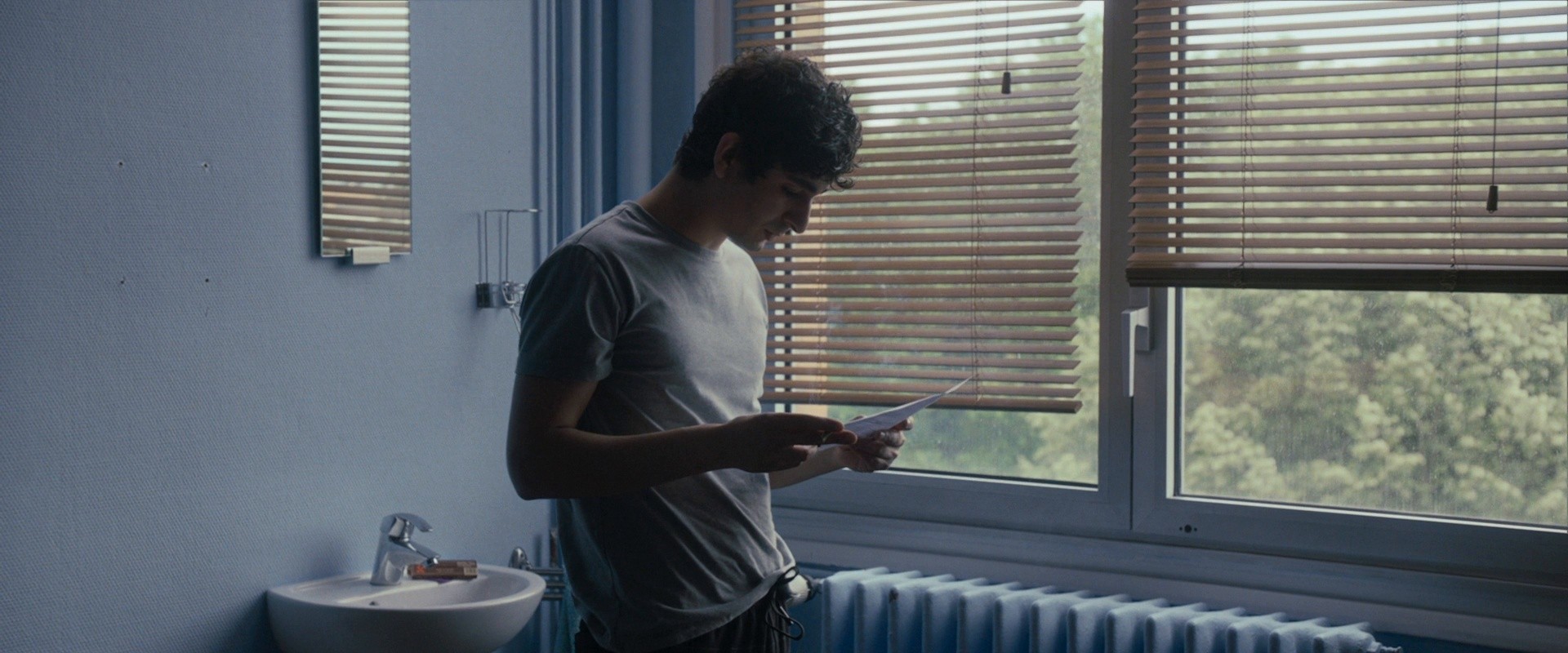 Six pieds sur Terre (2024) —  shot,  lighting