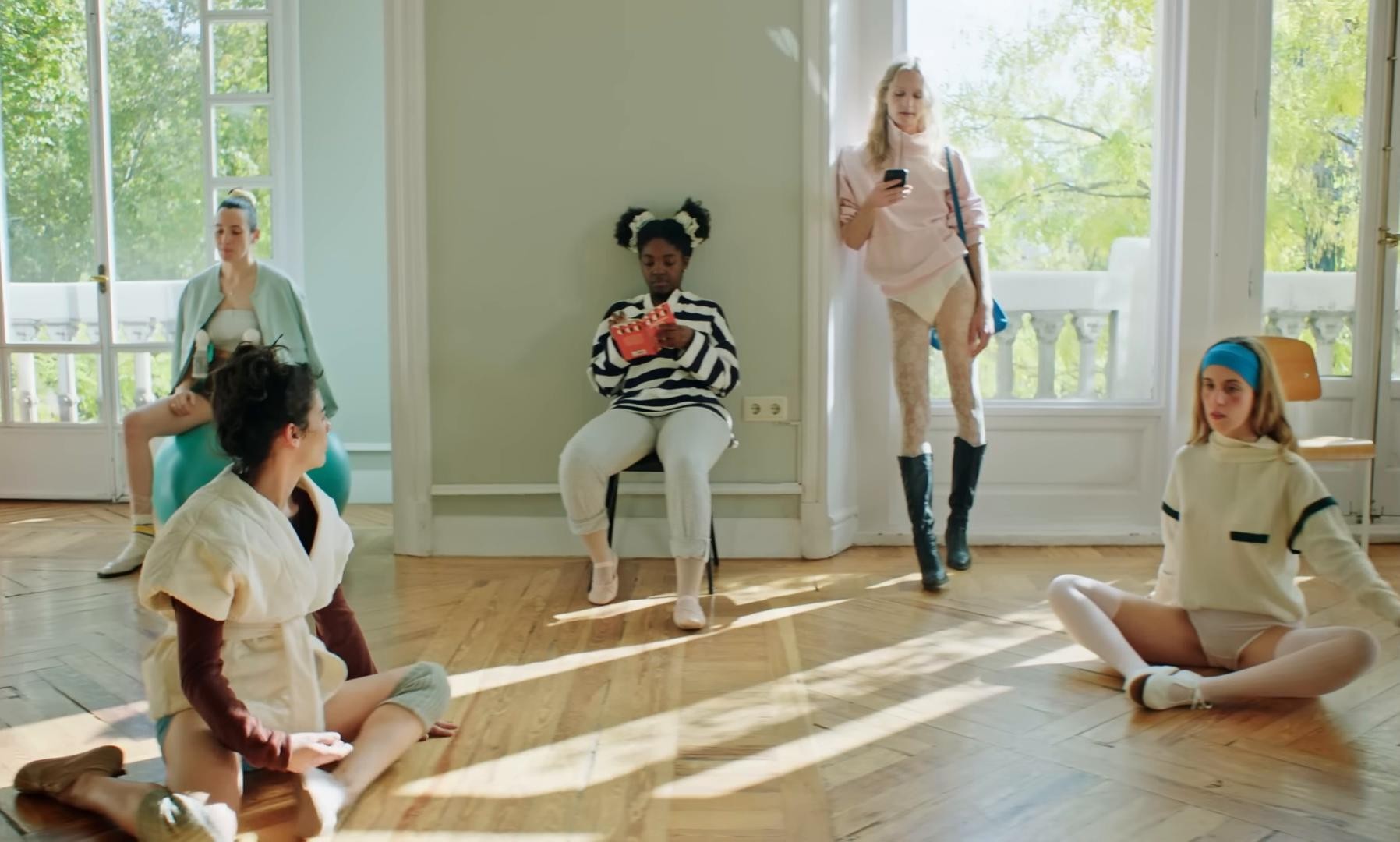 tiene que ser más fácil (2025) —  shot,  lighting