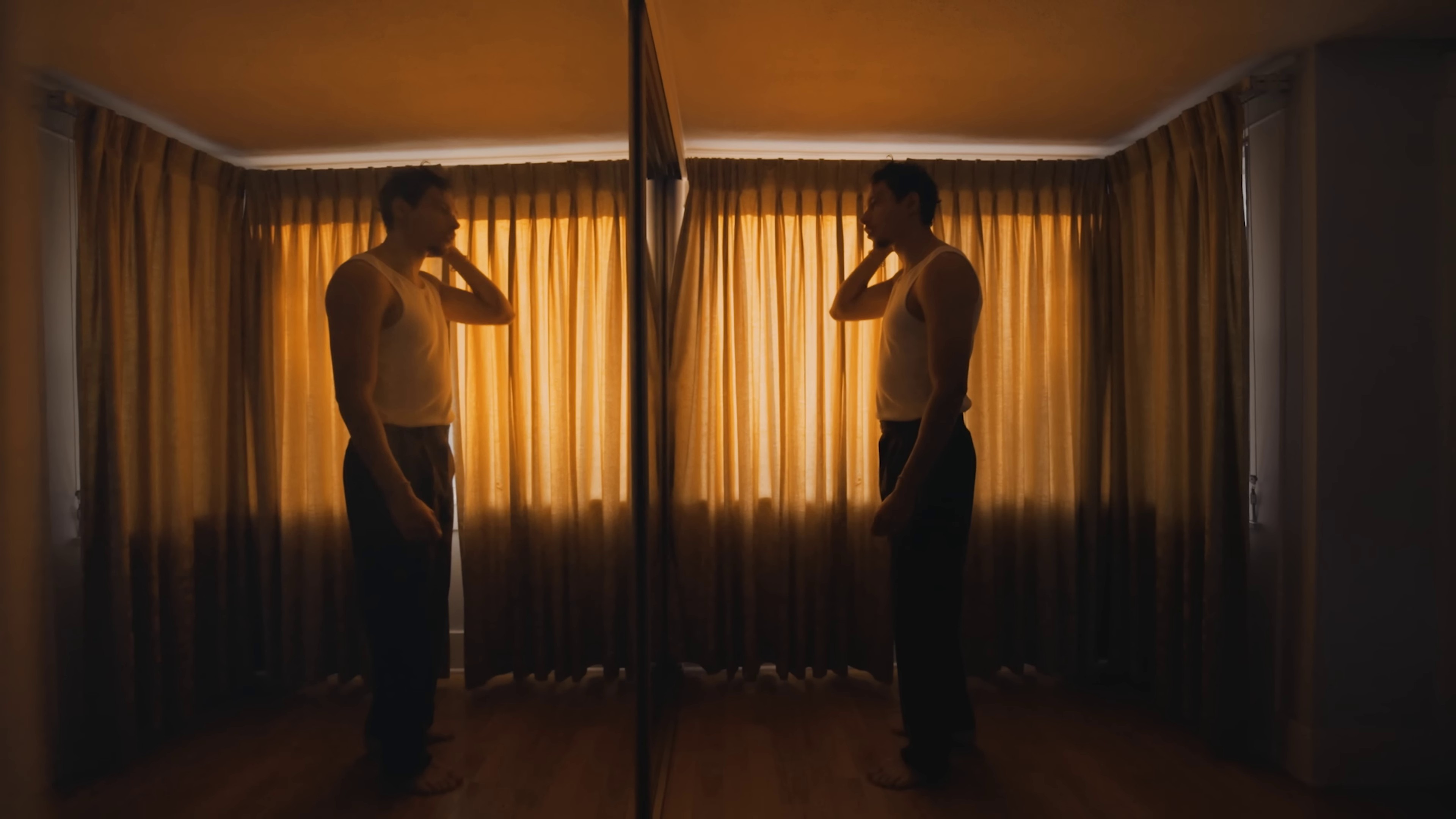 Hôtel 5 étoiles  (2022) —  shot,  lighting