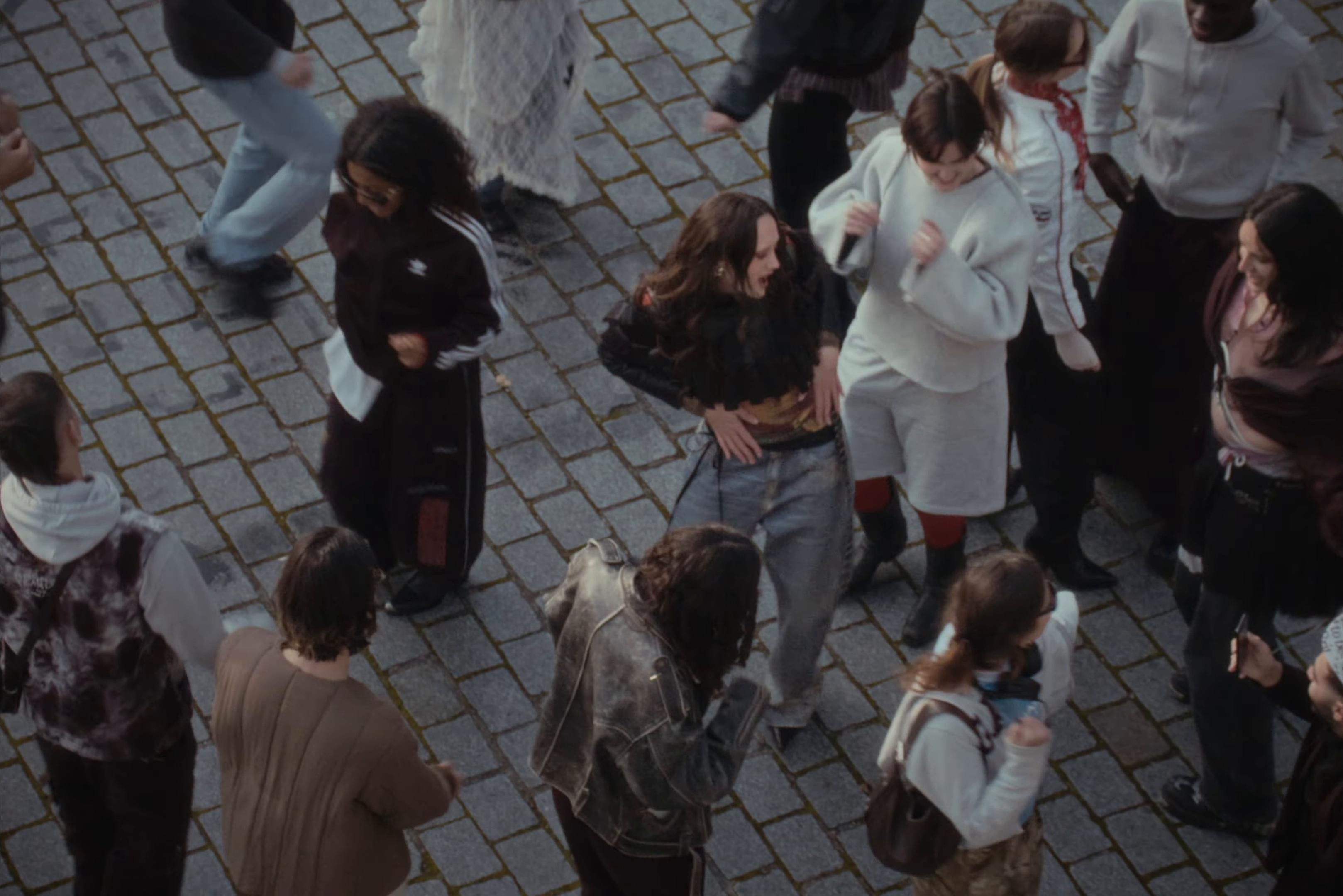 Uuu (2024) —  shot,  lighting