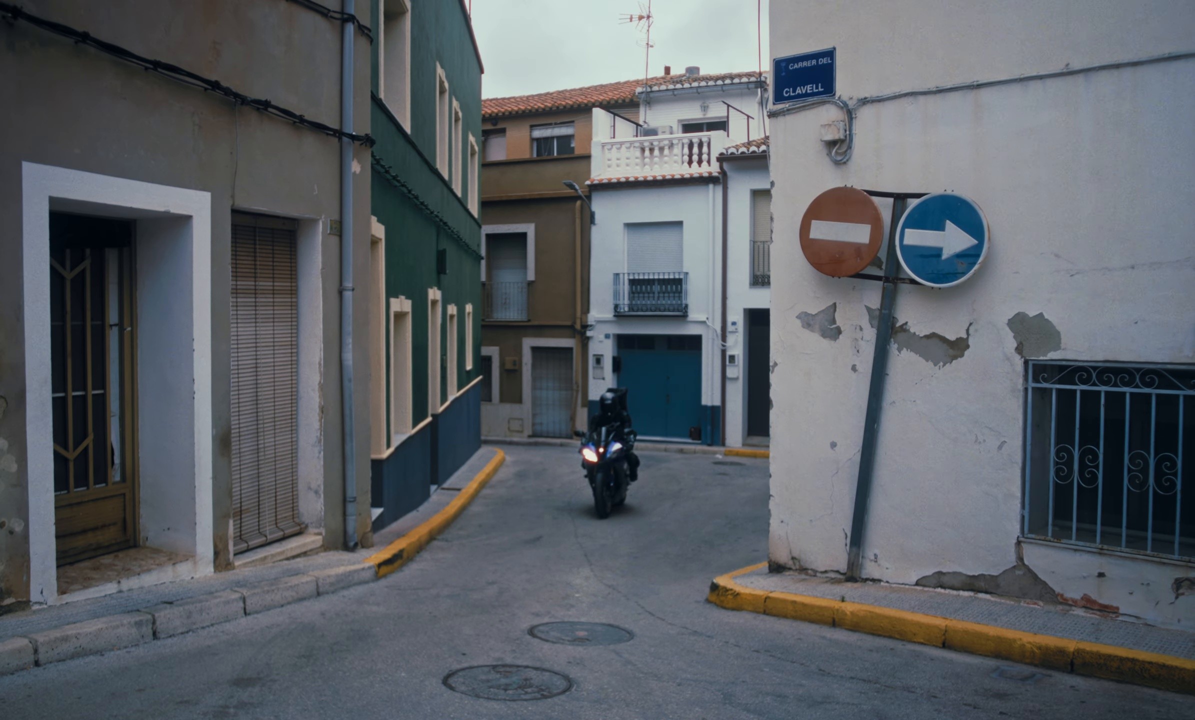 PATRONA  (2025) —  shot,  lighting