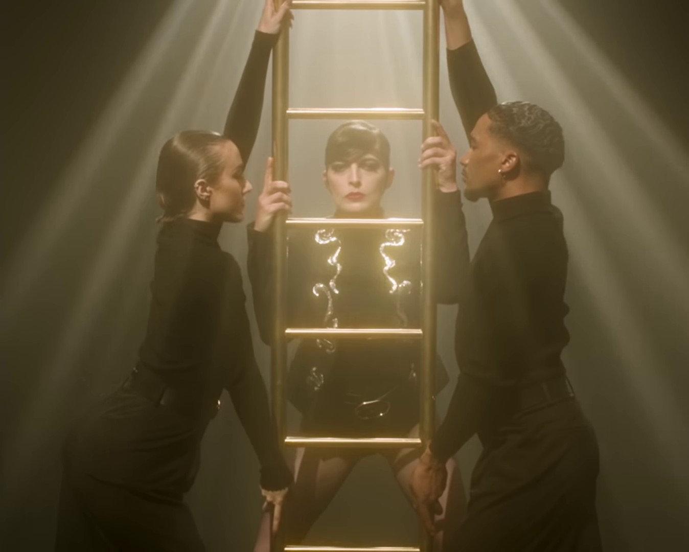 Masque d'or  (2021) —  shot,  lighting
