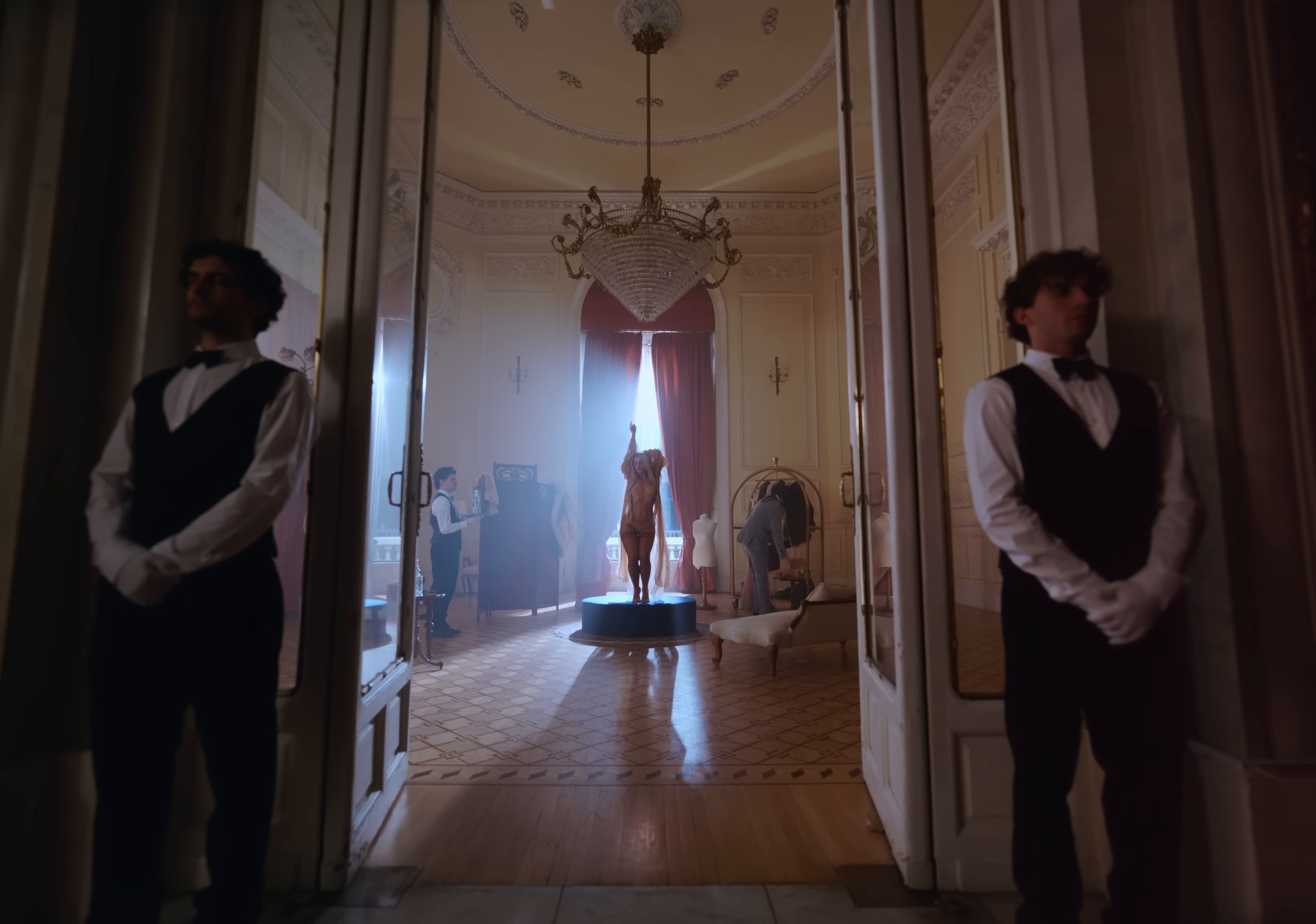 LA REINA (REMIX) (2025) —  shot,  lighting