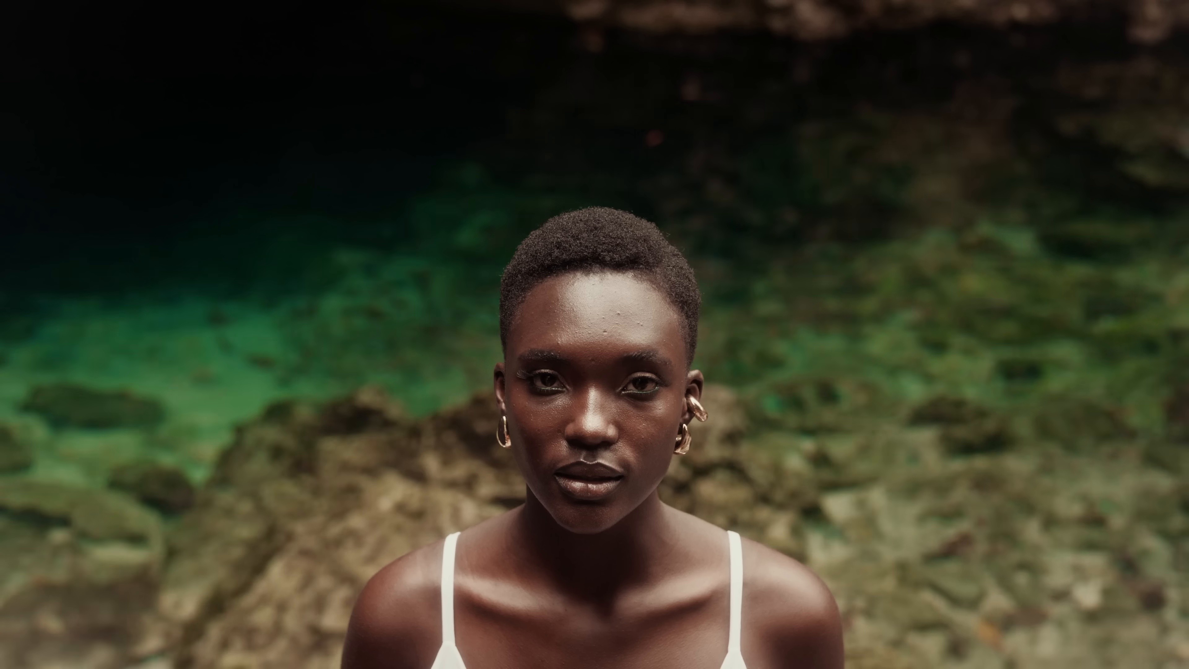 Frente al Mar (Ozuna Remix) (2024) —  shot,  lighting