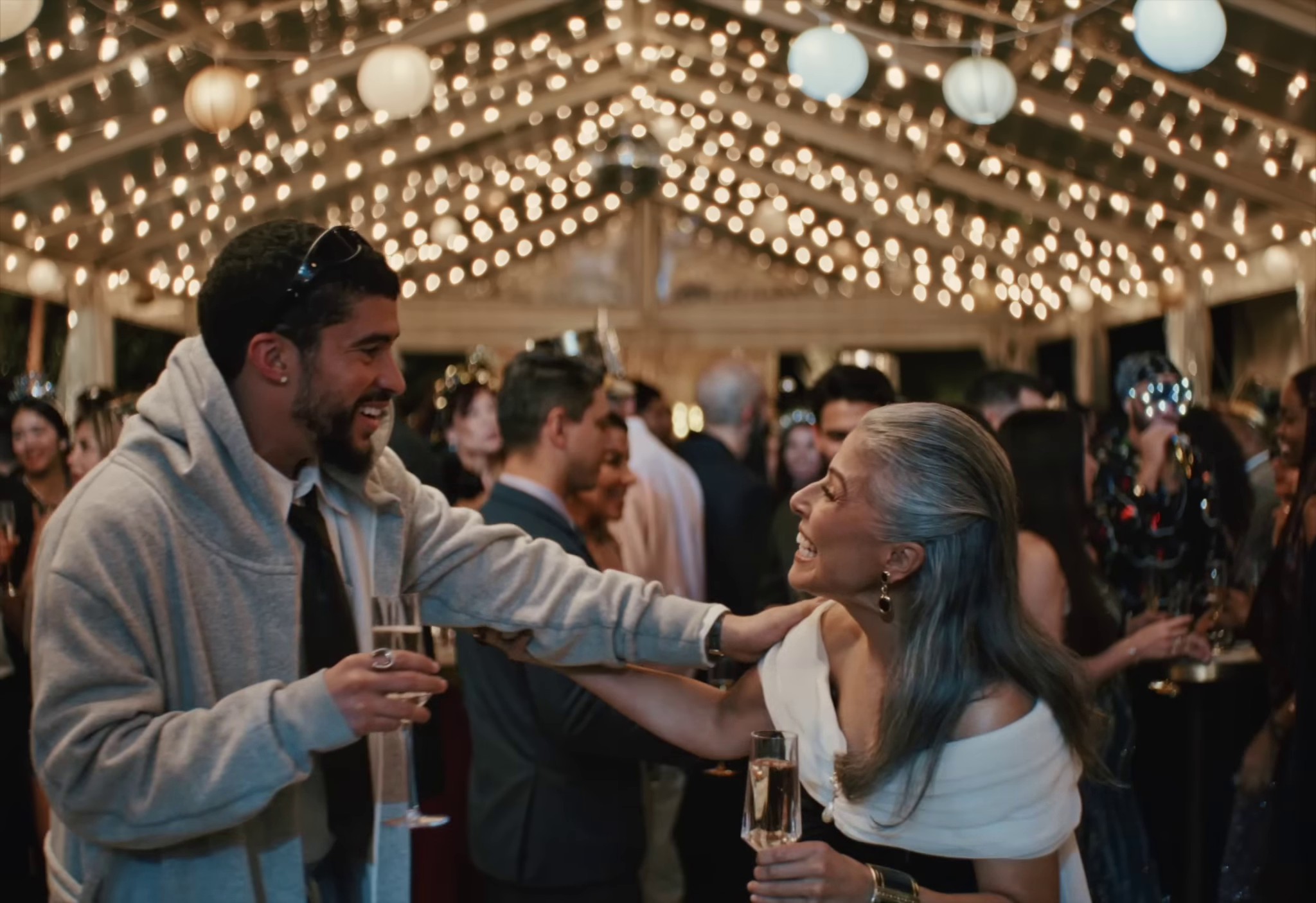 NO ME QUIERO CASAR (2023) —  shot,  lighting