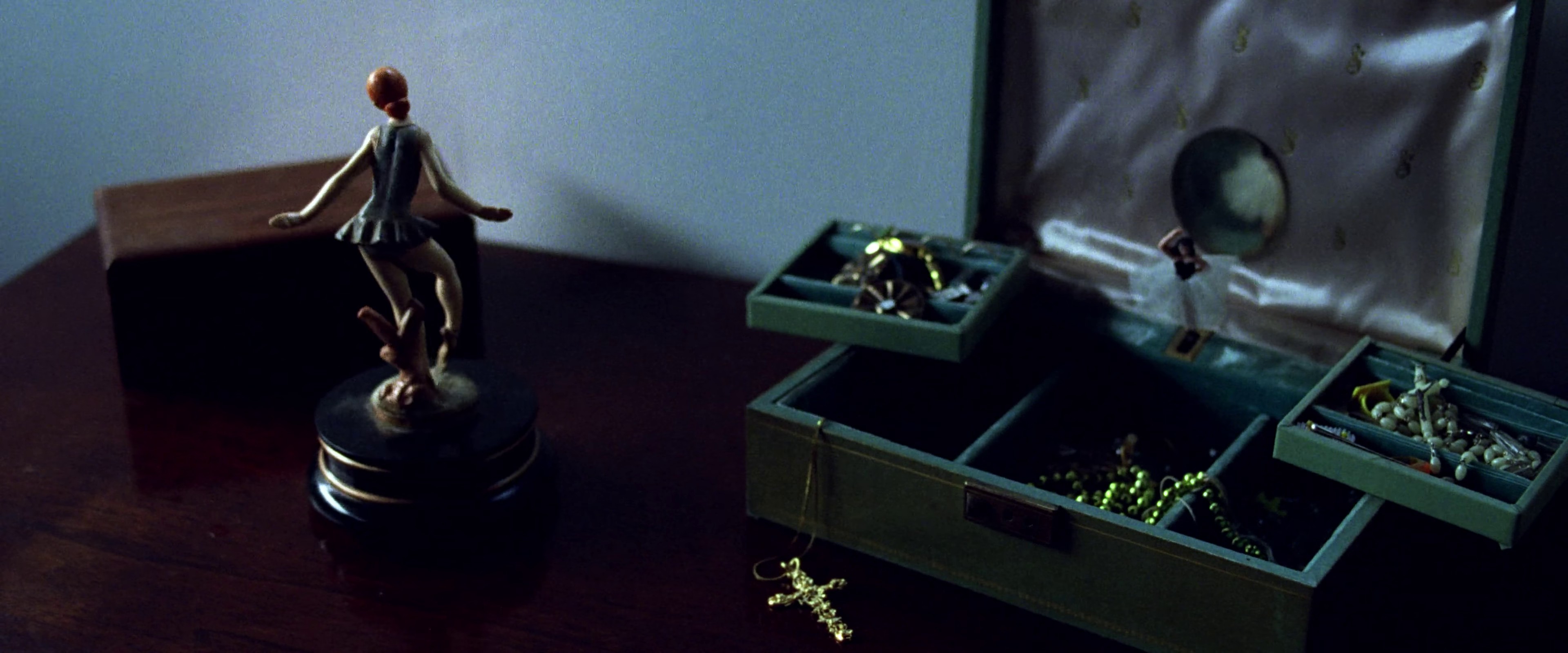 Crawling (2001) —  shot,  lighting