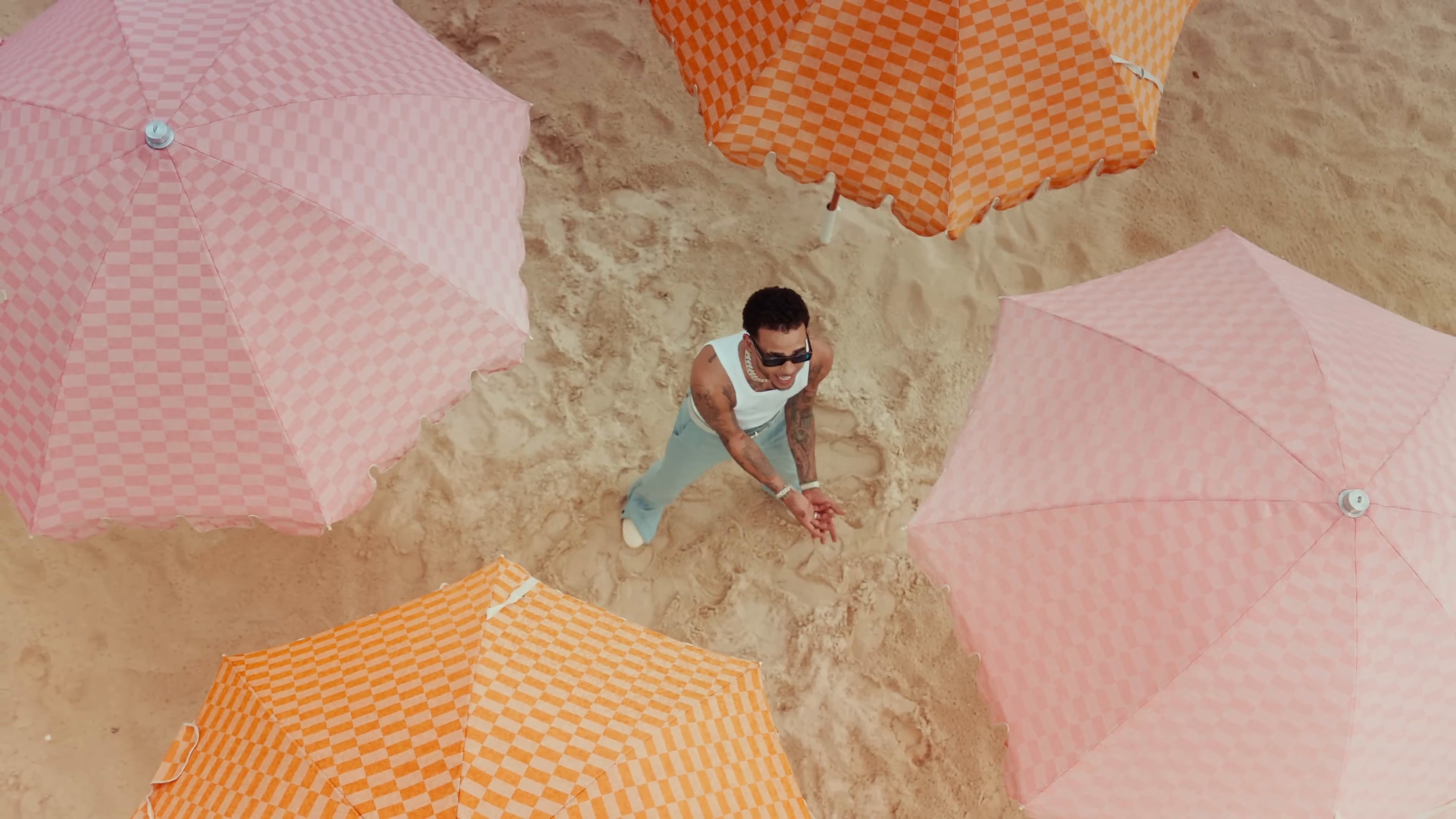 Frente al Mar (Ozuna Remix) (2024) —  shot,  lighting