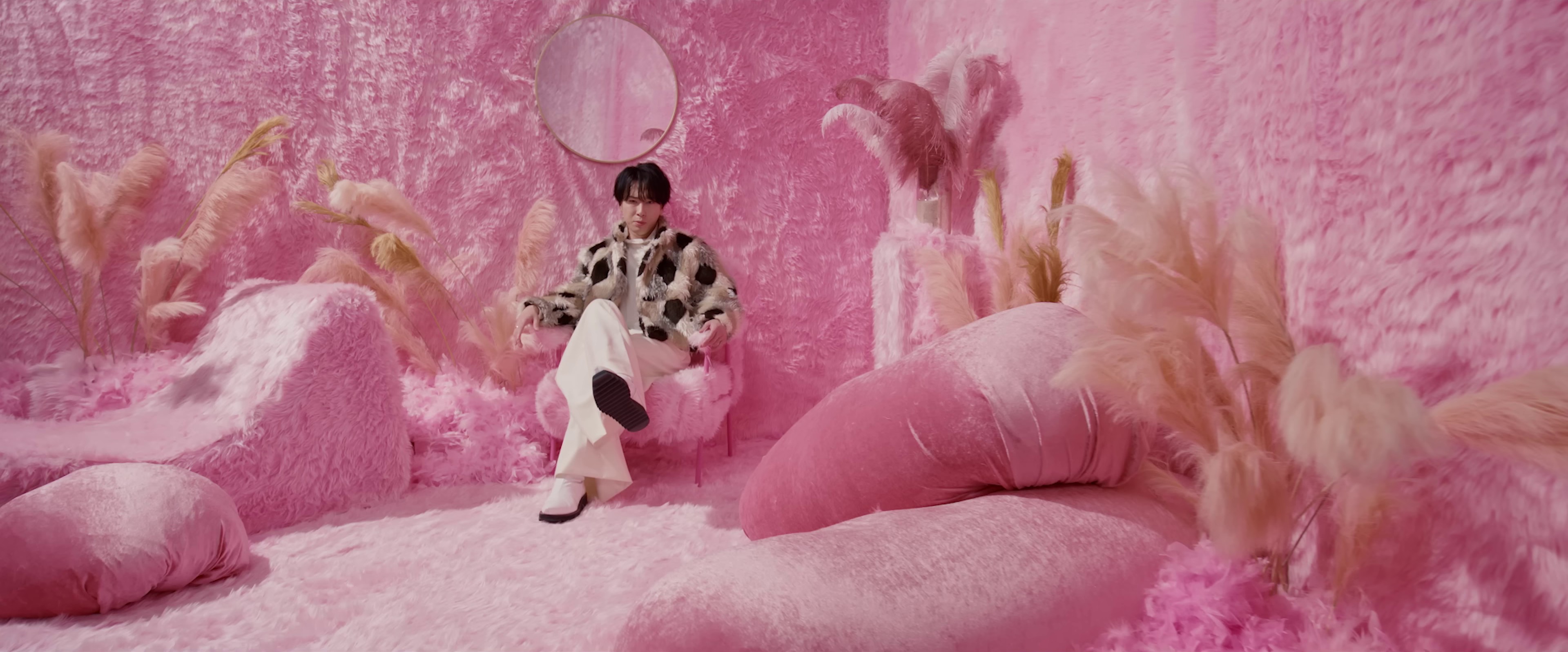 LOVE TRIGGER (2024) —  shot,  lighting