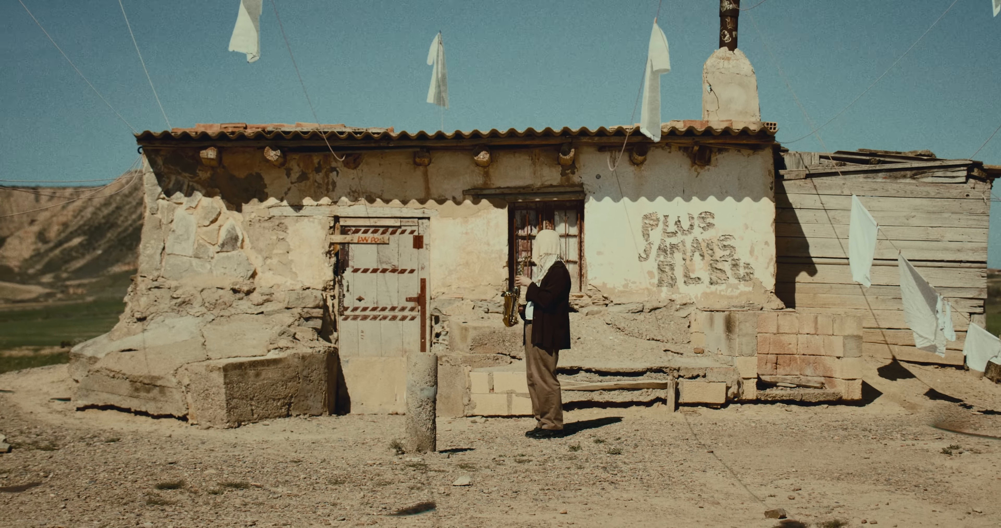 PLUS JAMAIS BLEU (2024) —  shot,  lighting