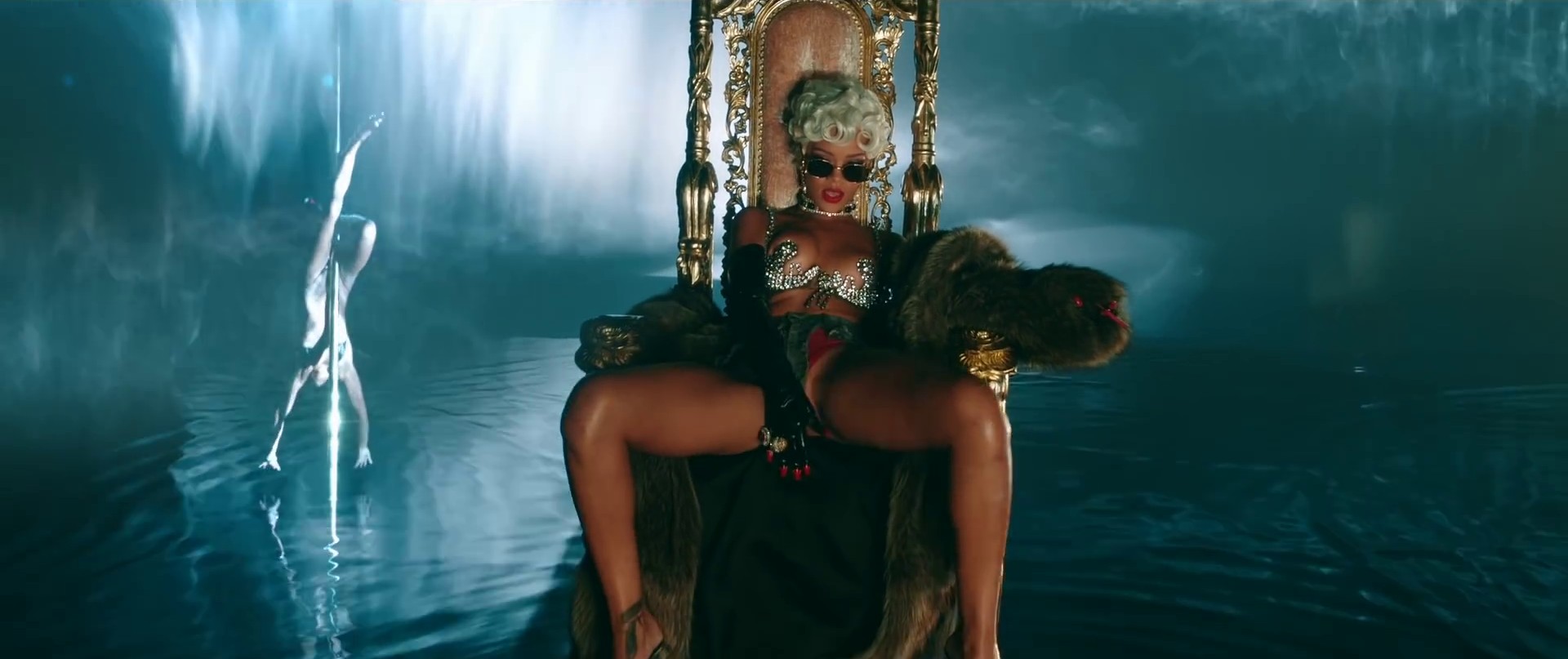 Pour it up (2013) —  shot,  lighting