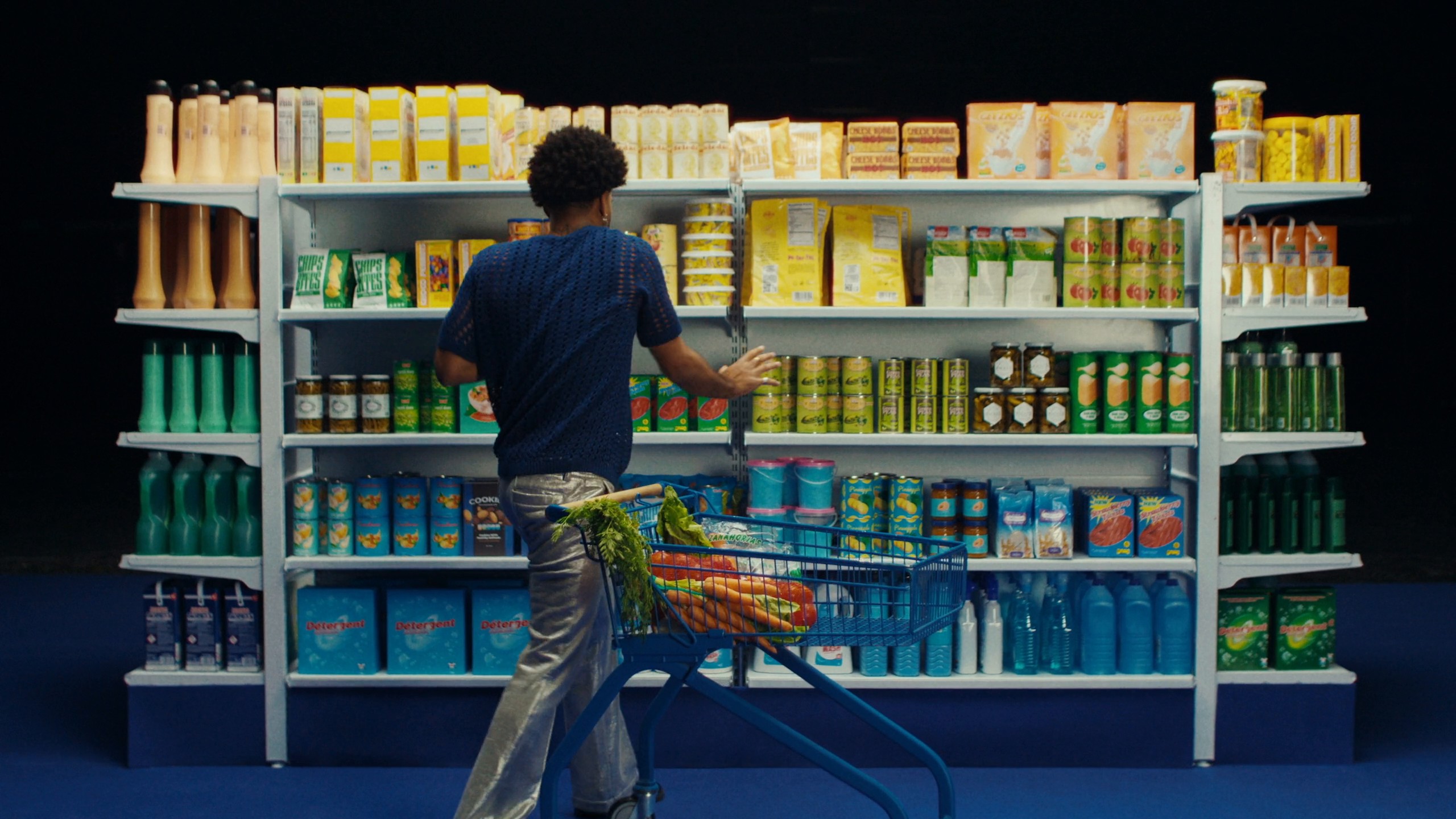 Royal Bliss - Nacimos Tarde (2024) —  shot,  lighting