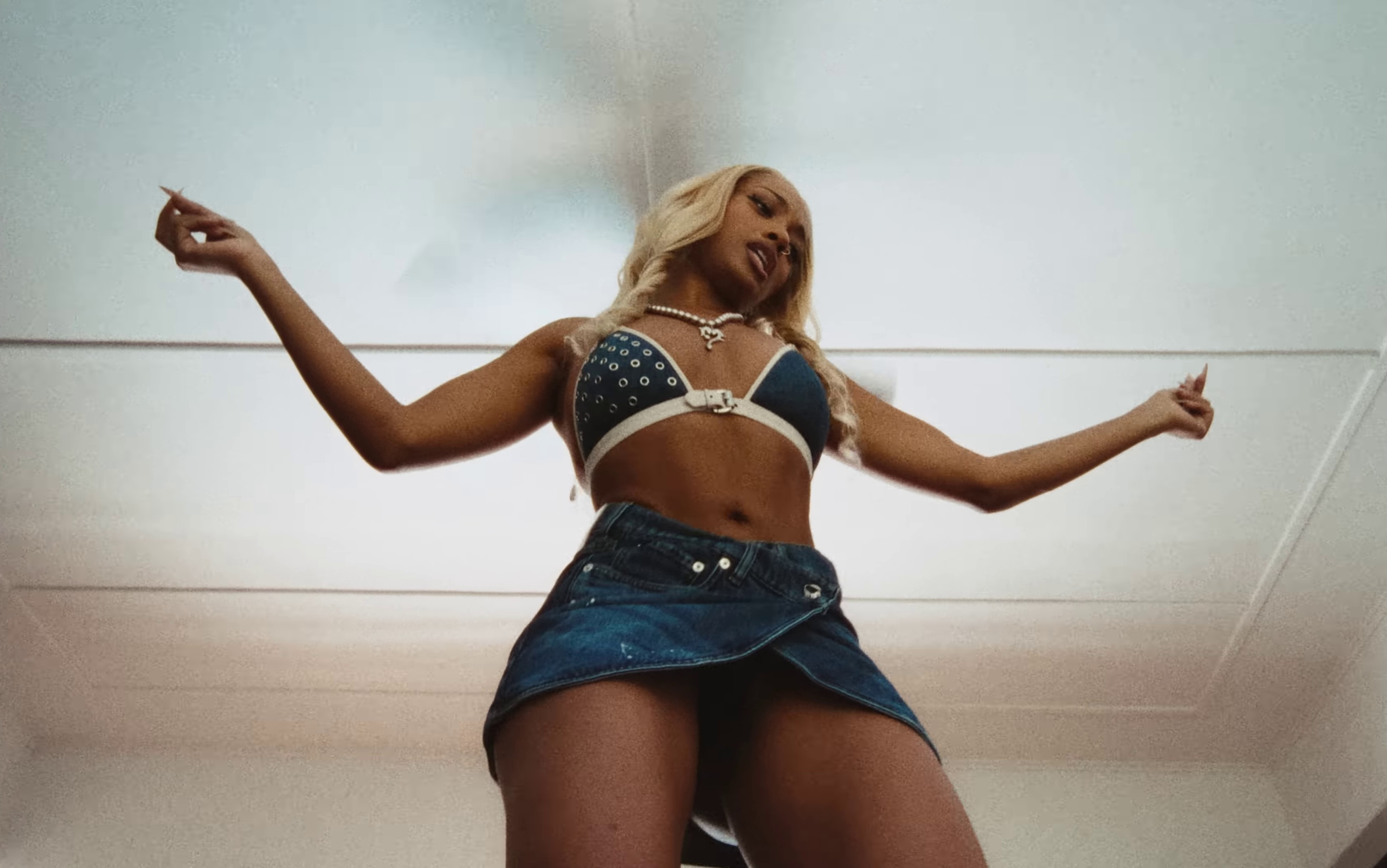 Jolie Go (2023) —  shot,  lighting