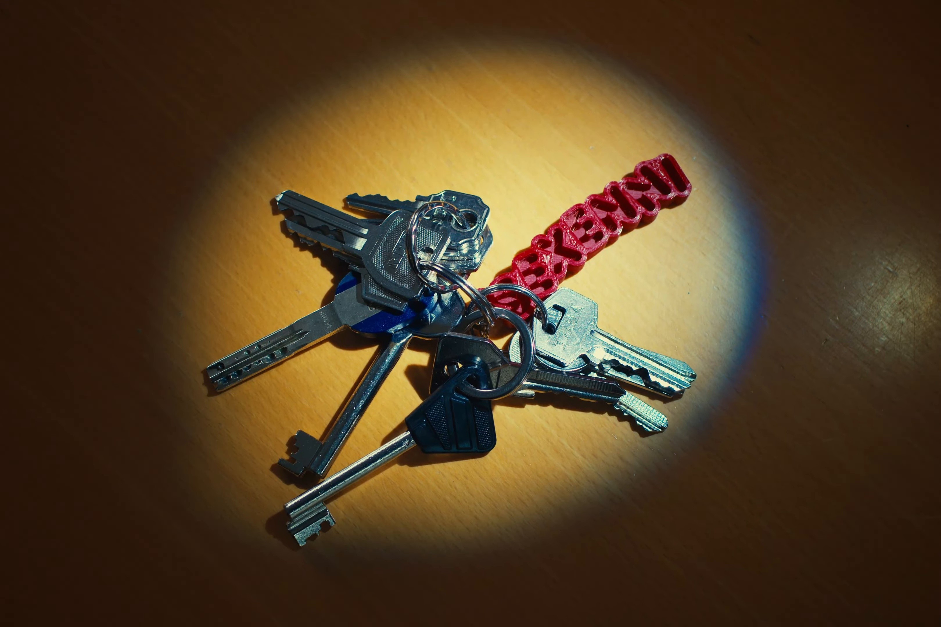 Mòbil, claus i cartera (2025) —  shot,  lighting