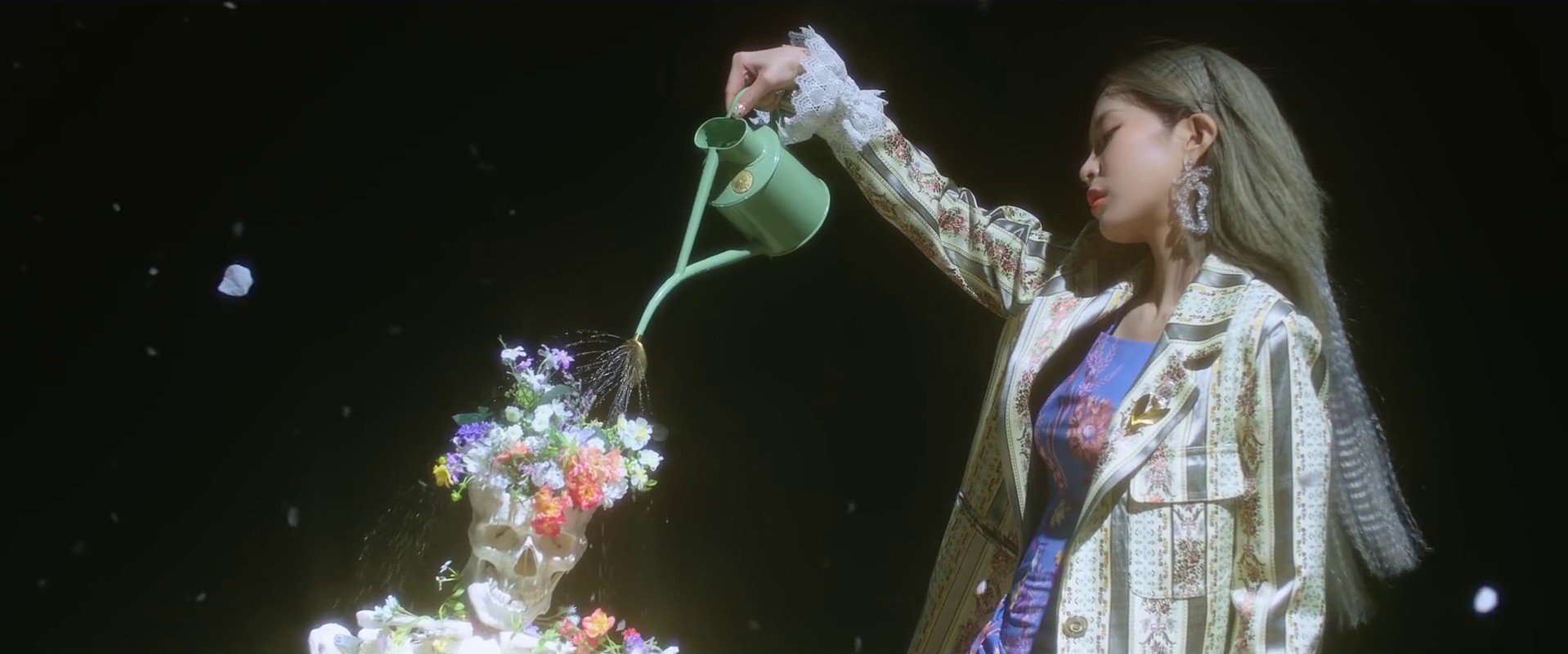 We don't talk together (2019) —  shot,  lighting