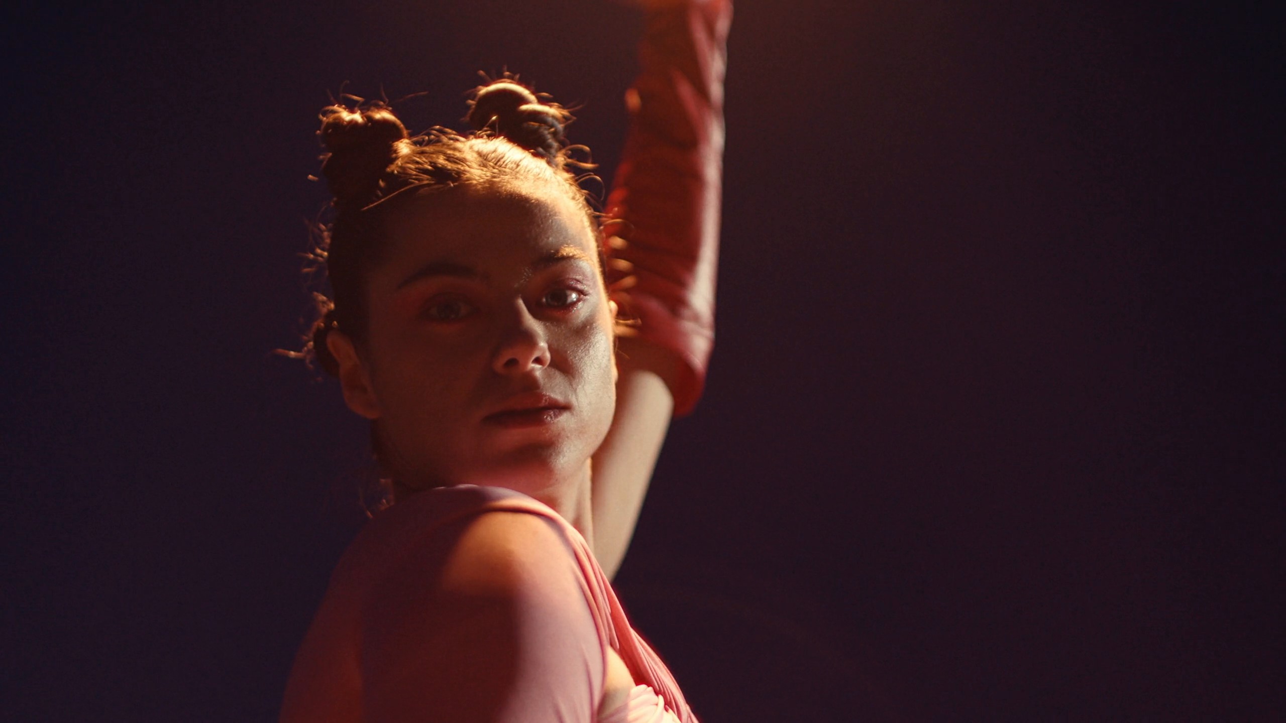 Royal Bliss - Nacimos Tarde (2024) —  shot,  lighting