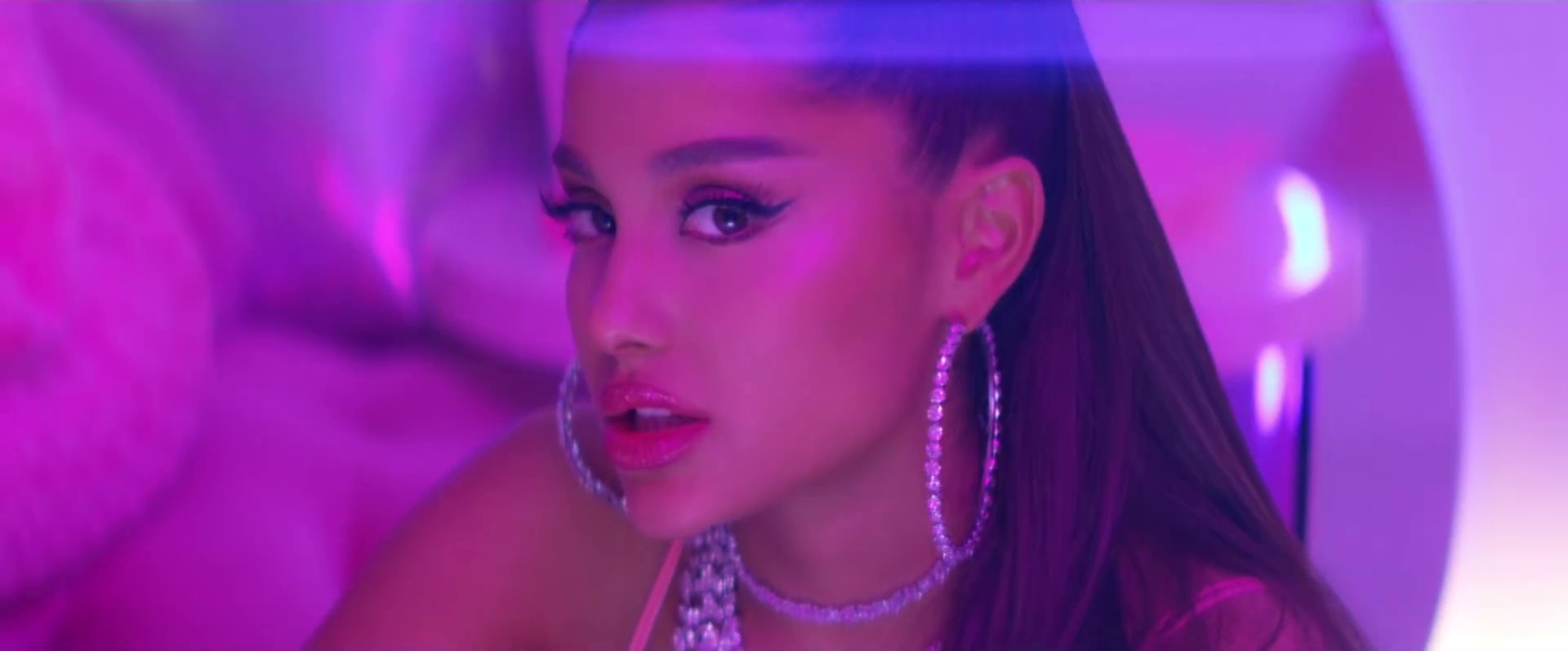 7 rings (2019) —  shot,  lighting